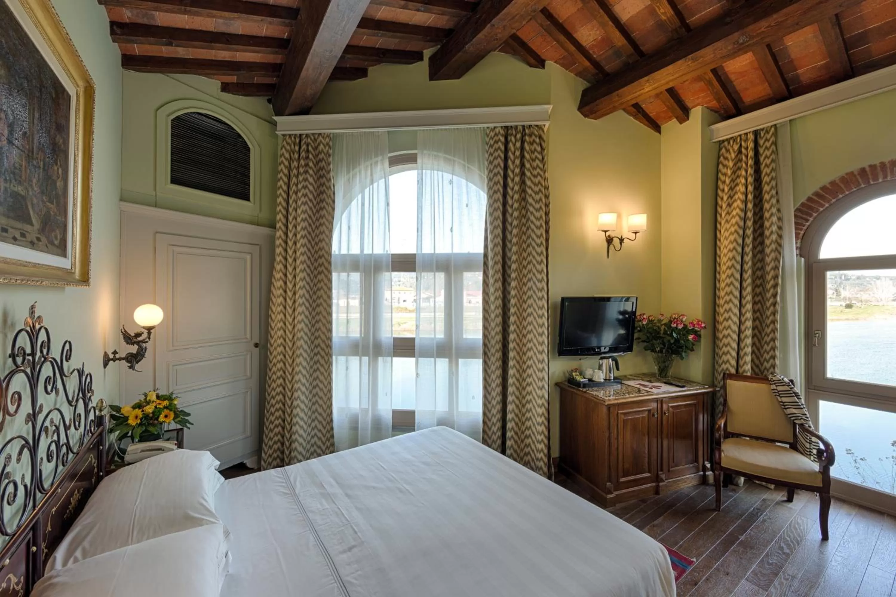 Photo of the whole room, Bed in Hotel Mulino di Firenze - WorldHotels Crafted