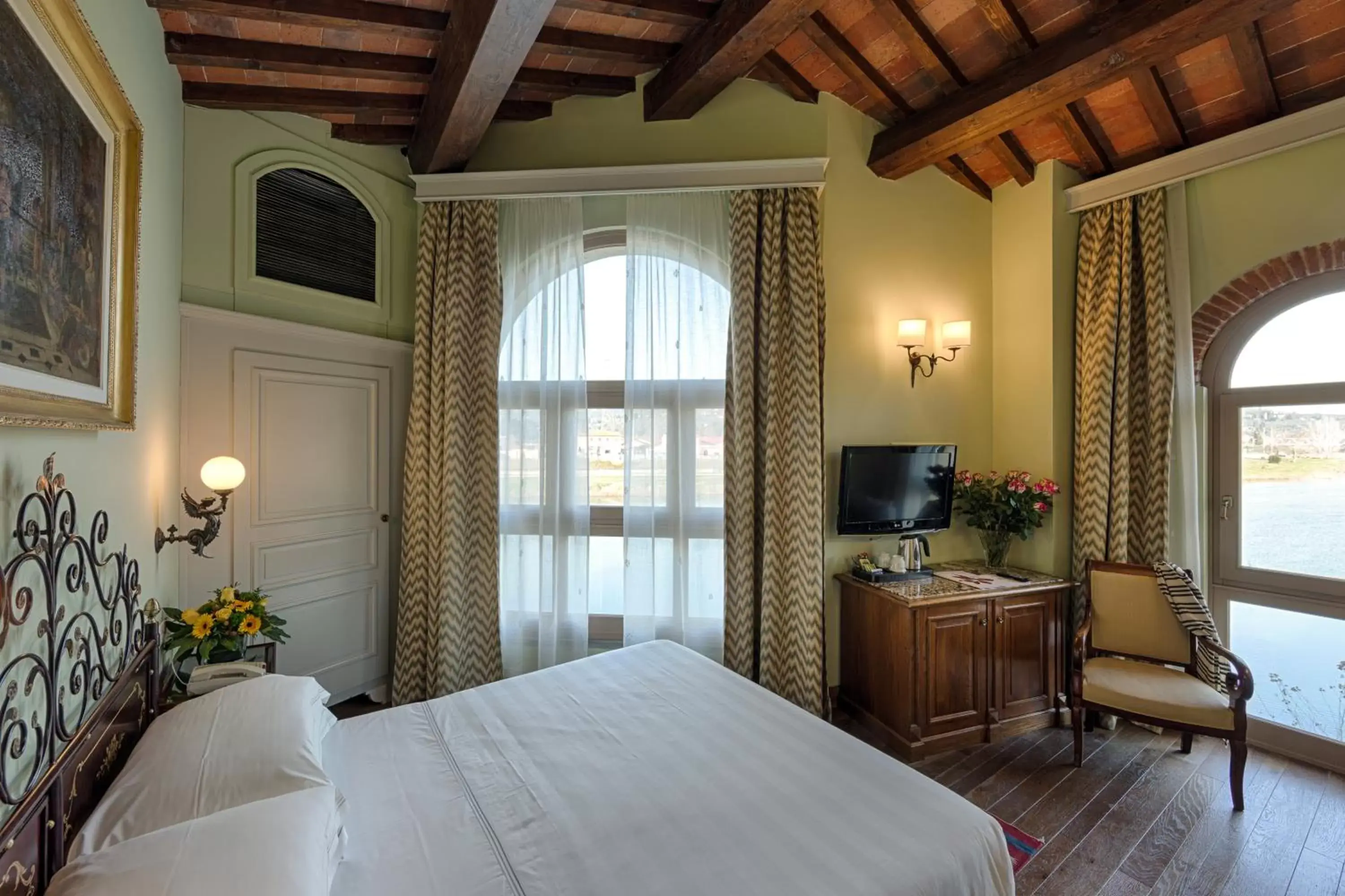 Photo of the whole room in Hotel Mulino di Firenze - WorldHotels Crafted