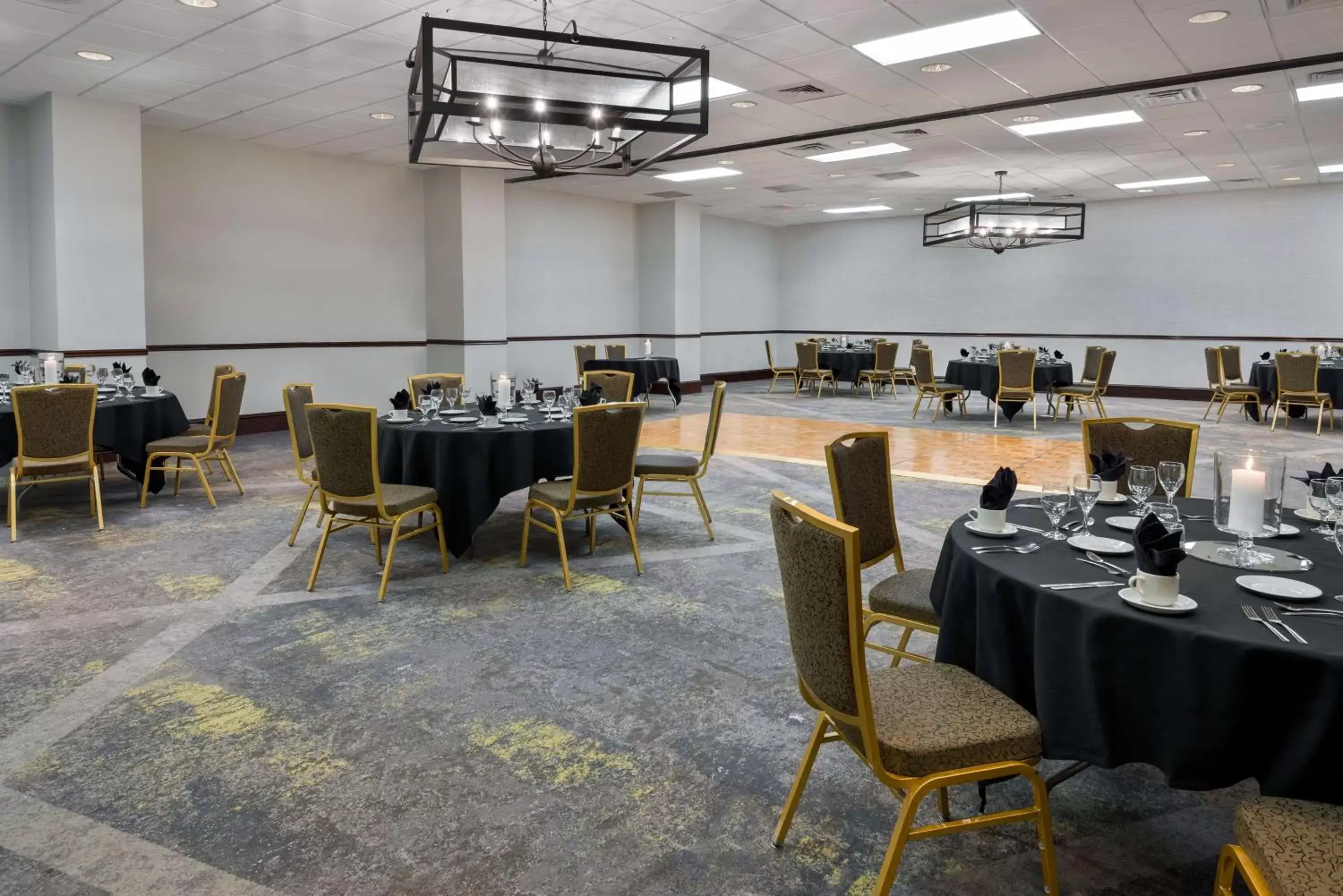 Meeting/conference room, Restaurant/Places to Eat in Embassy Suites Dallas - Park Central Area