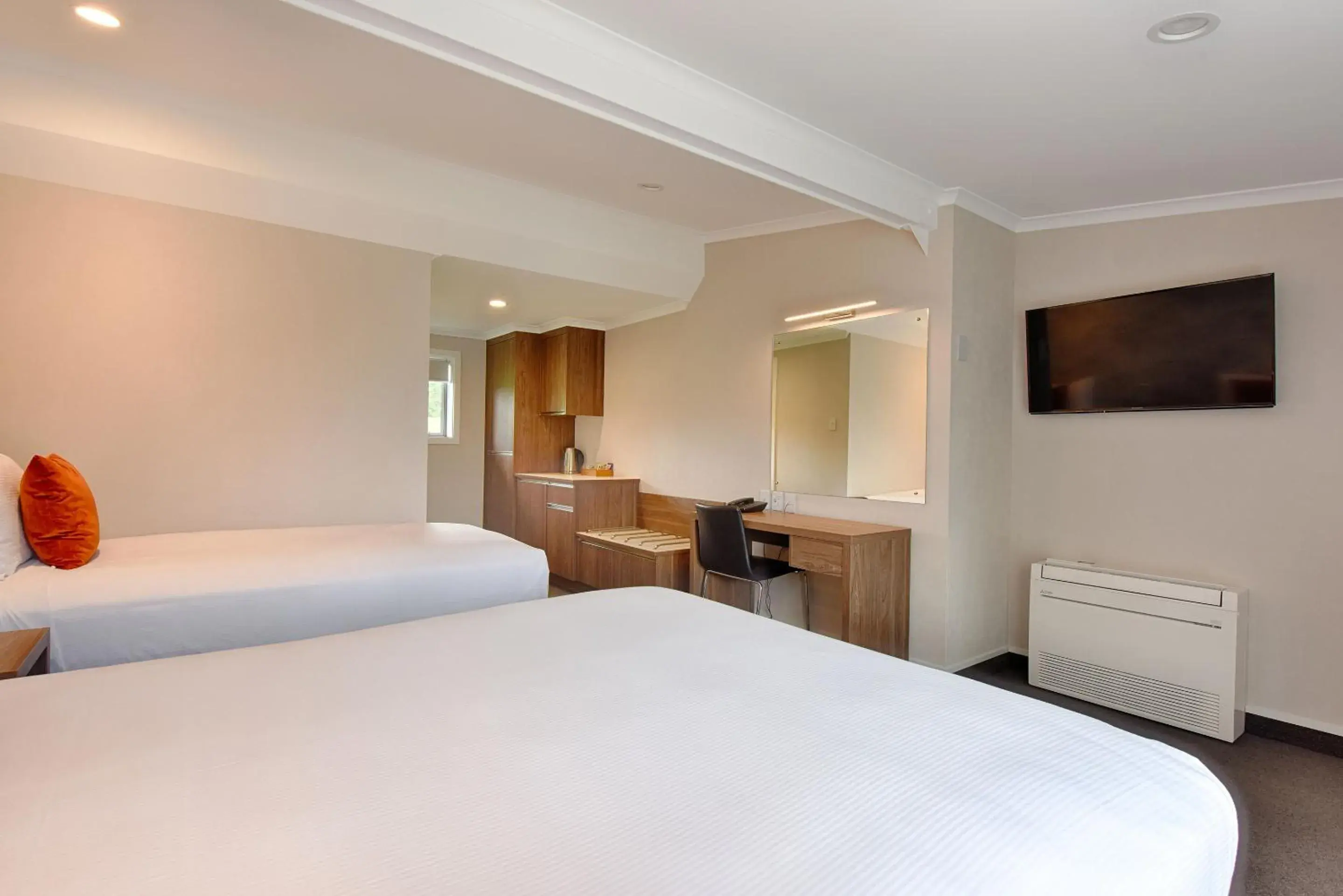 TV and multimedia, Bed in Heartland Hotel Croydon