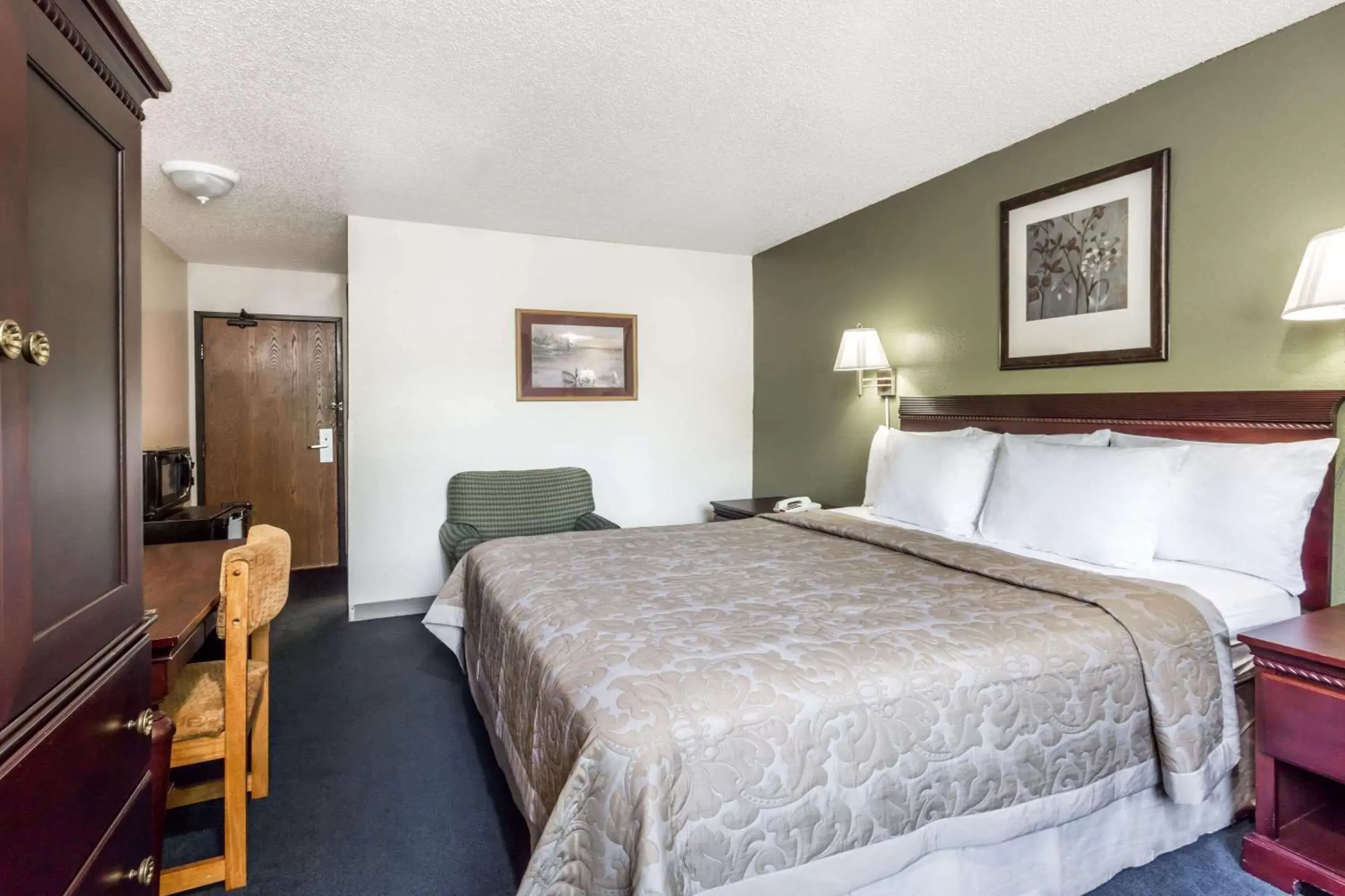 Photo of the whole room, Bed in Super 8 by Wyndham Hampton