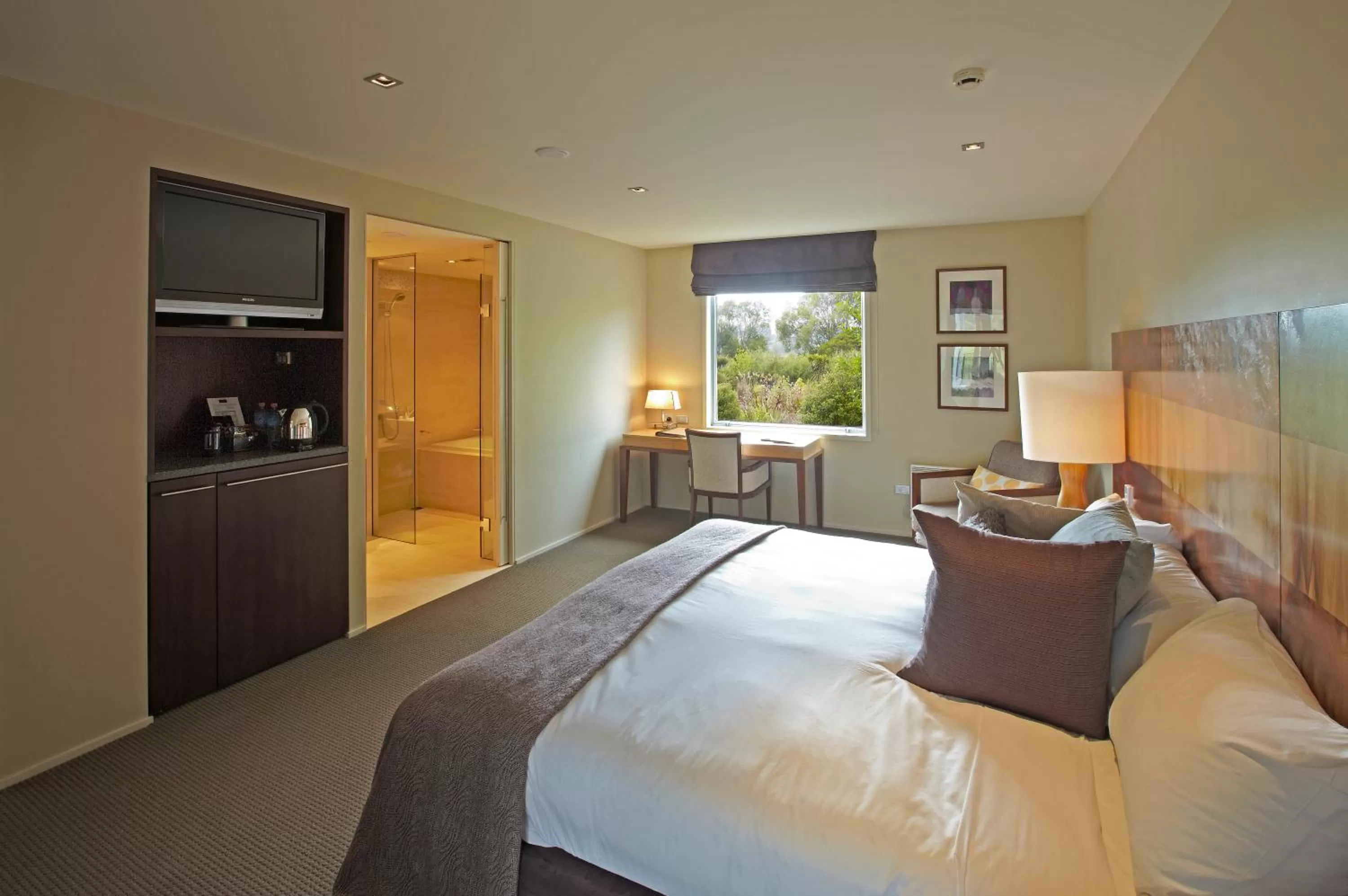 Photo of the whole room, Bed in Peppers Clearwater Resort