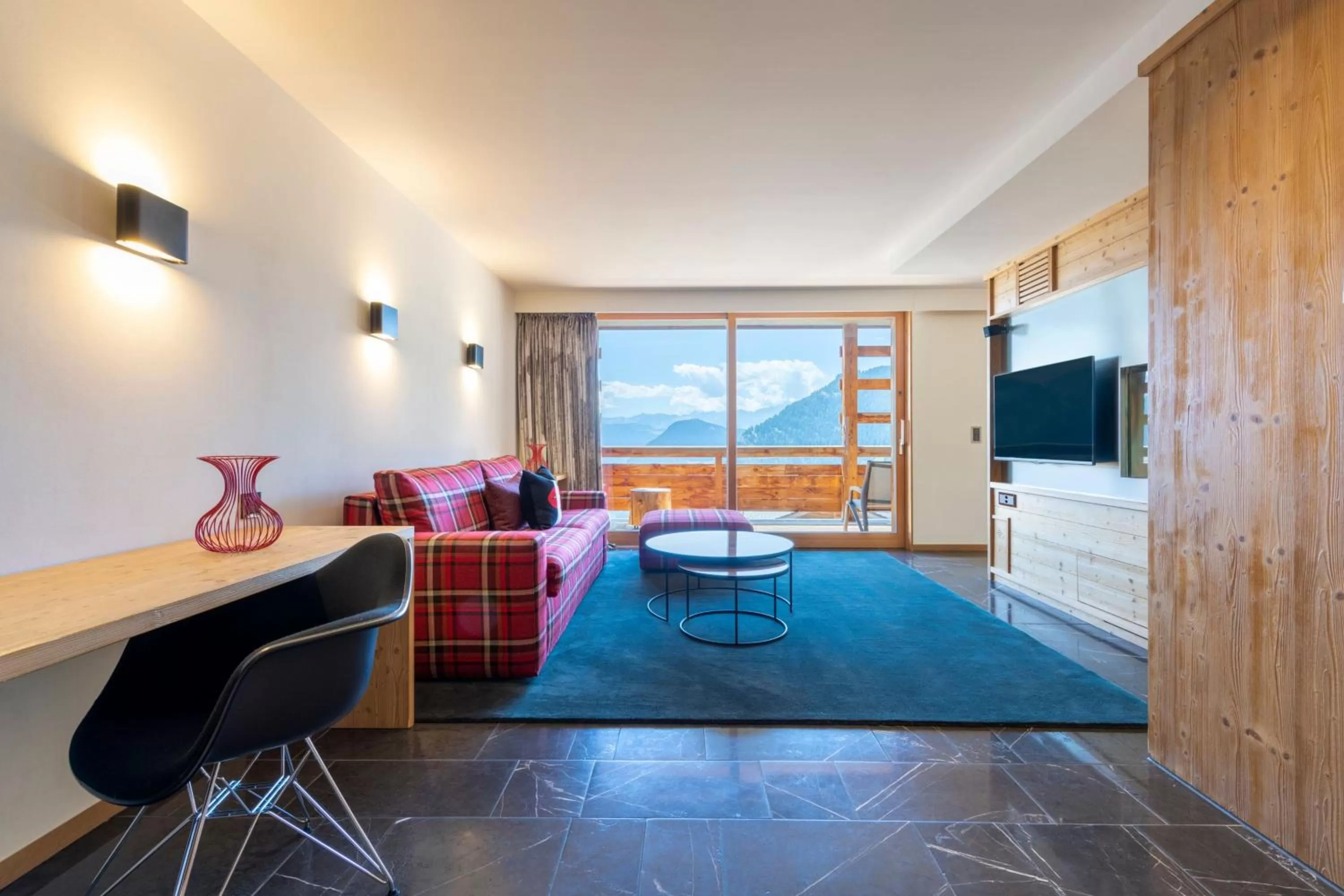 Photo of the whole room in W Verbier