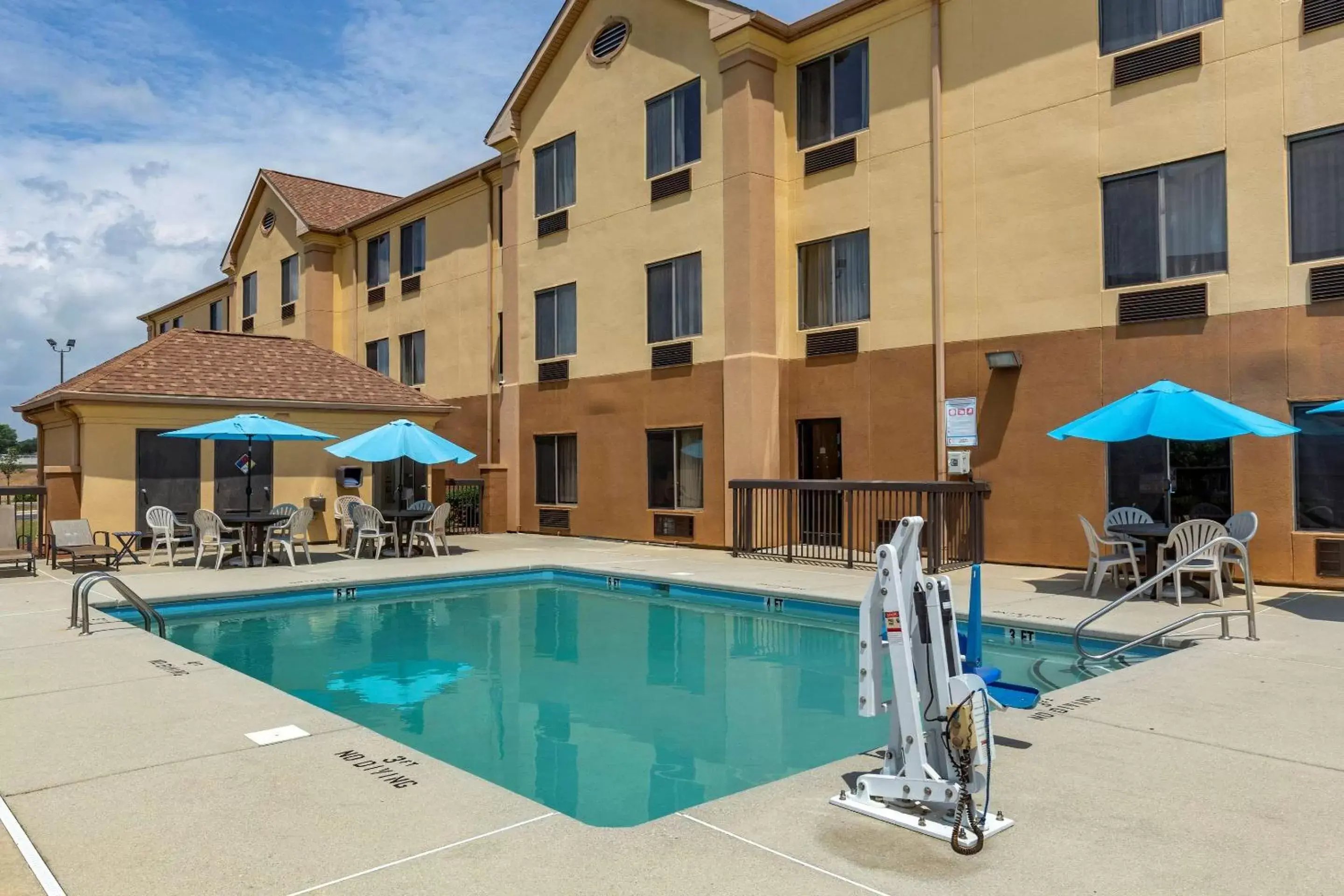 Swimming Pool in Comfort Inn Garner Clayton I-40