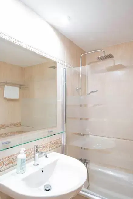Bathroom in APARTAMENTOS GENOVA PARQUESOL-Parking Gratuito