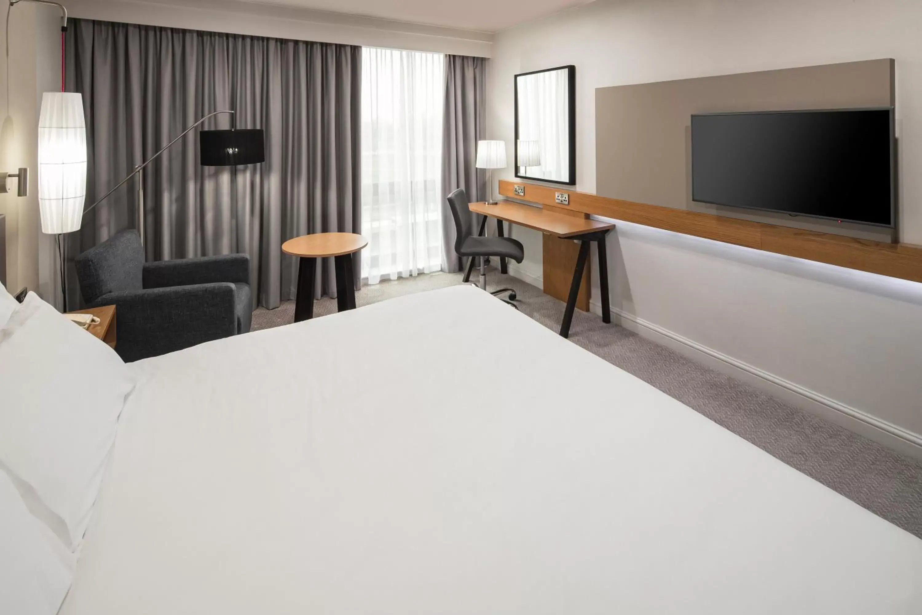 Bedroom, TV/Entertainment Center in Crowne Plaza Stratford-upon-Avon, an IHG Hotel