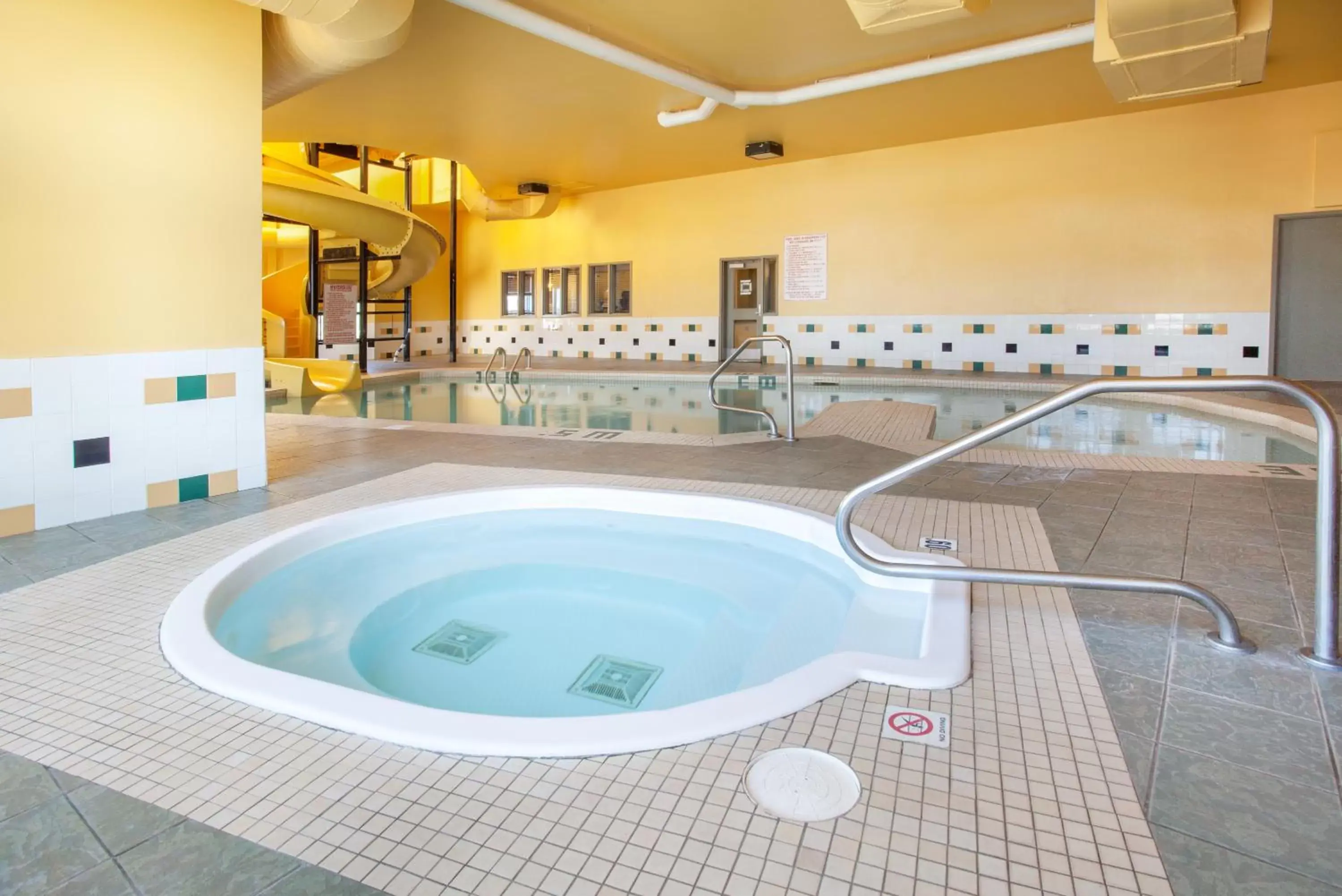 Hot Tub, Swimming Pool in Super 8 by Wyndham Truro NS