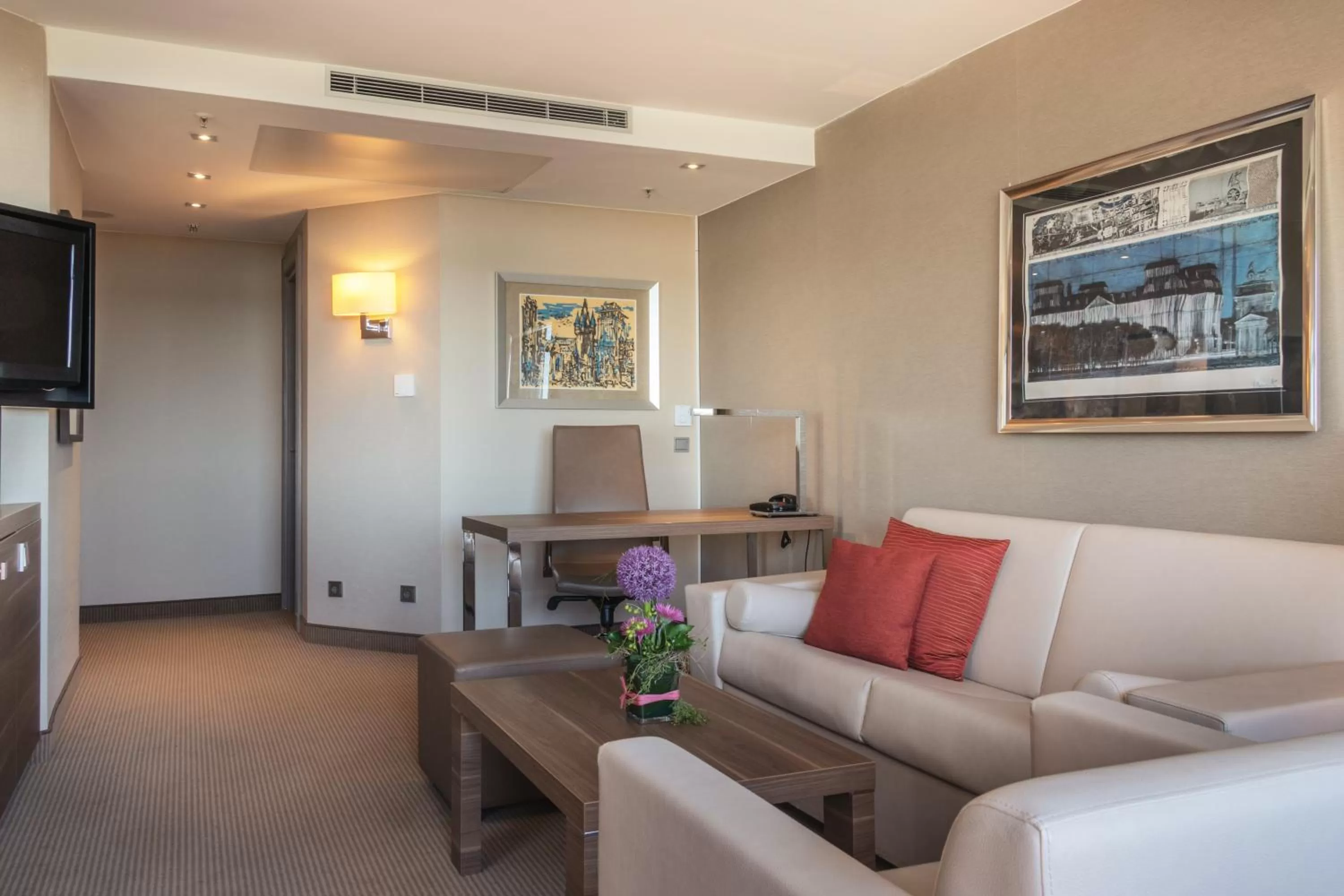 Photo of the whole room in Crowne Plaza Frankfurt Congress Hotel by IHG