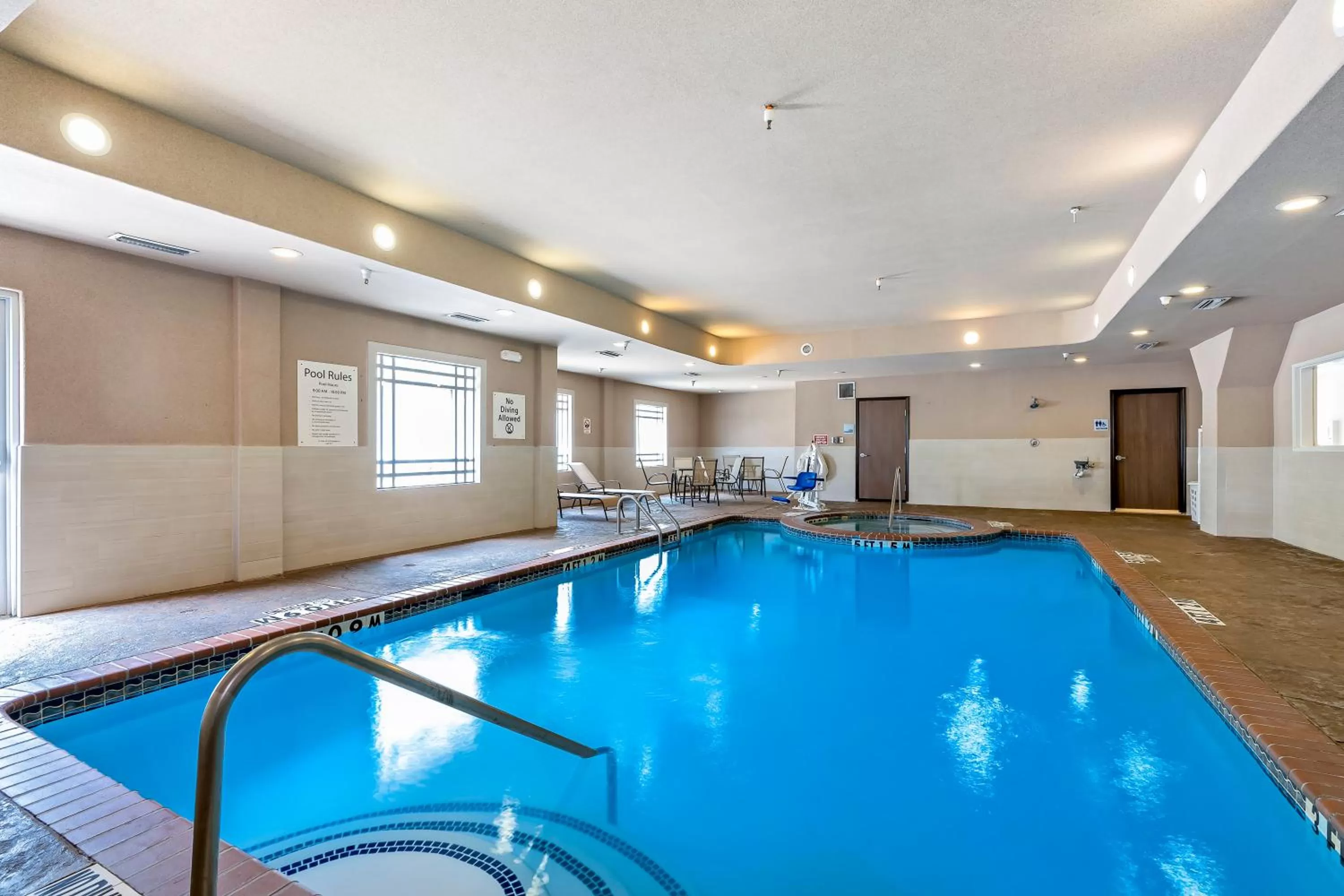 Swimming pool in Holiday Inn Express Hotel & Suites Kilgore North by IHG