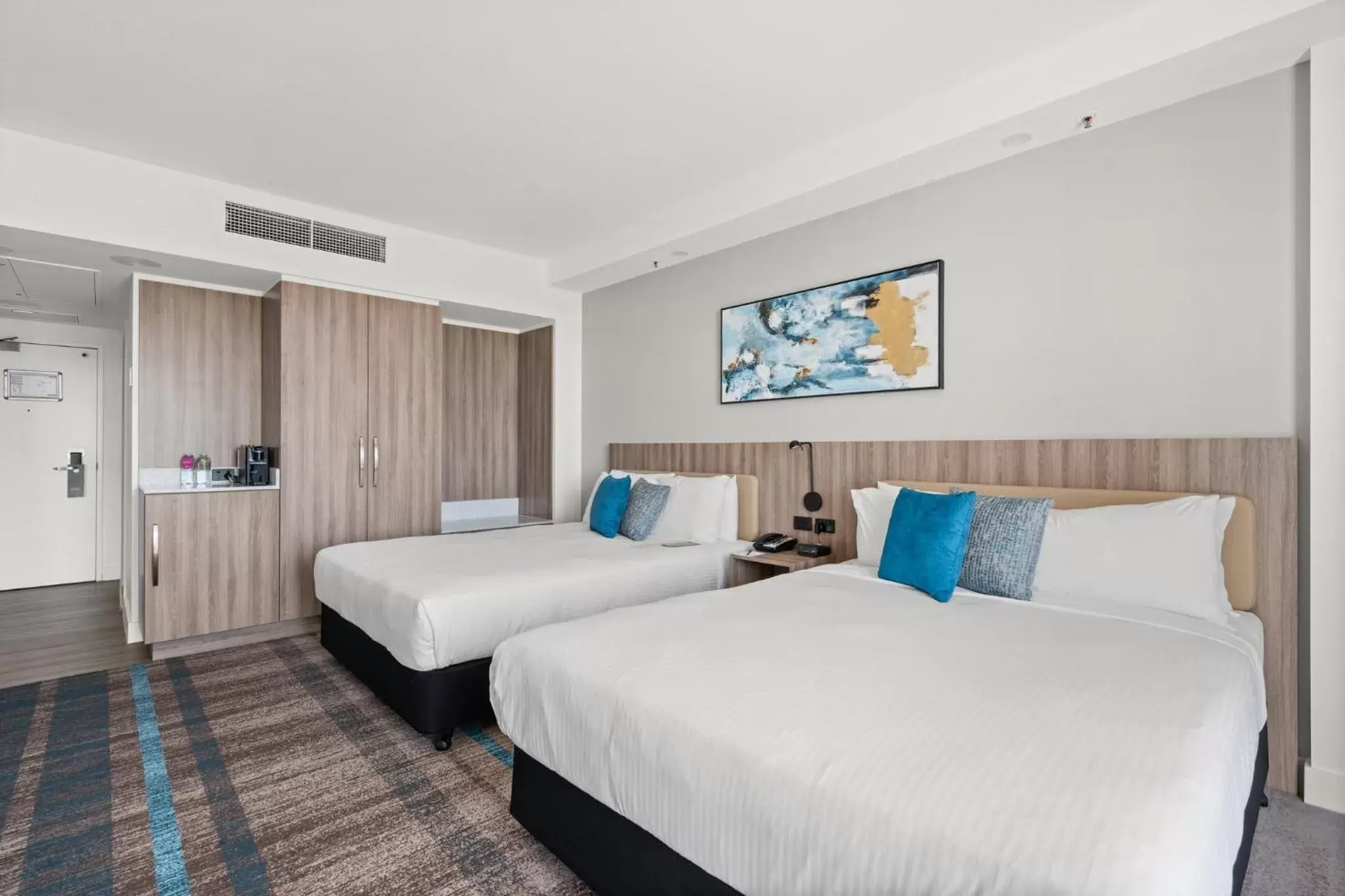 Photo of the whole room, Bed in Crowne Plaza Surfers Paradise, an IHG Hotel