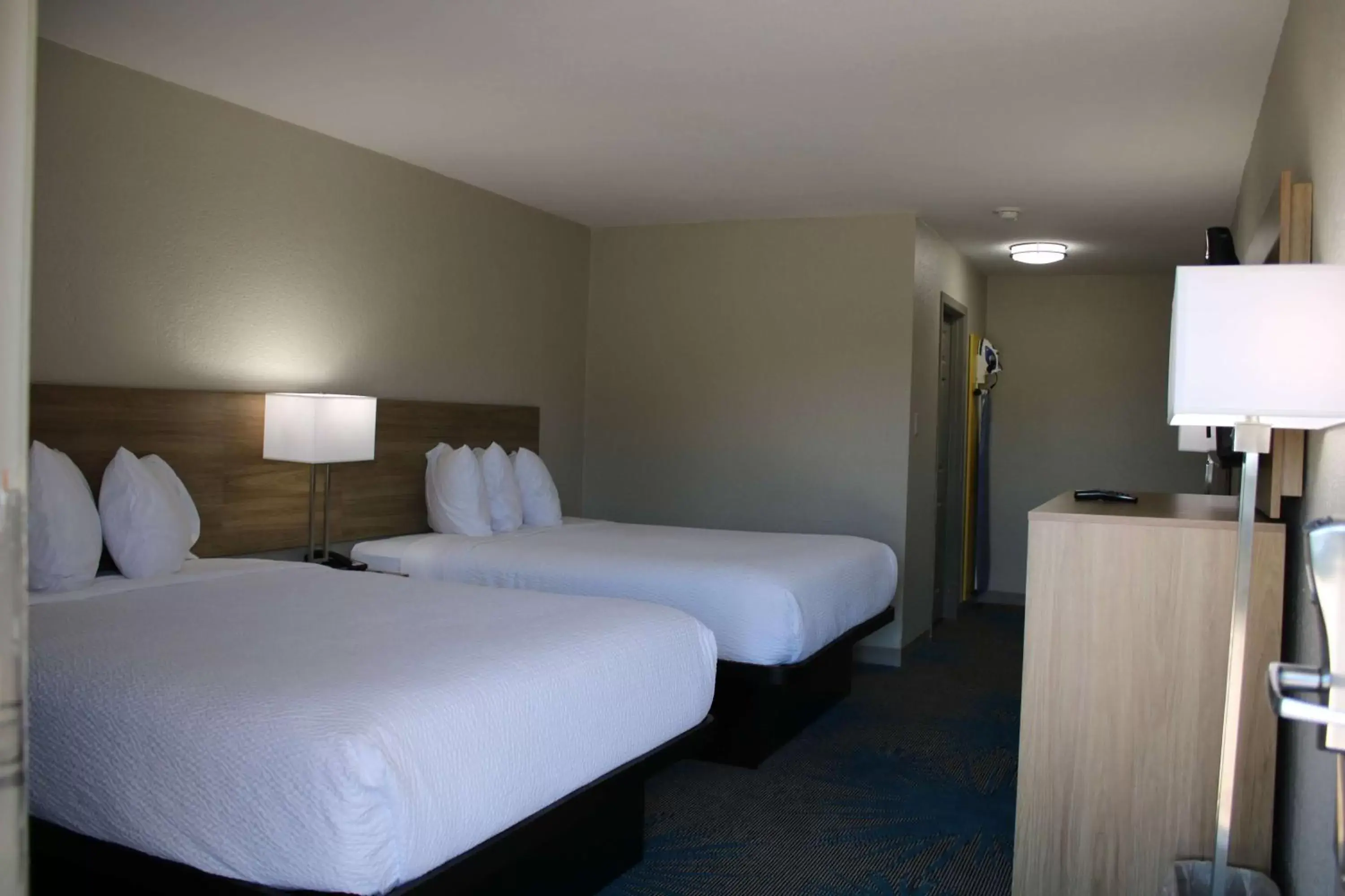 Photo of the whole room, Bed in Days Inn by Wyndham Waco University Area