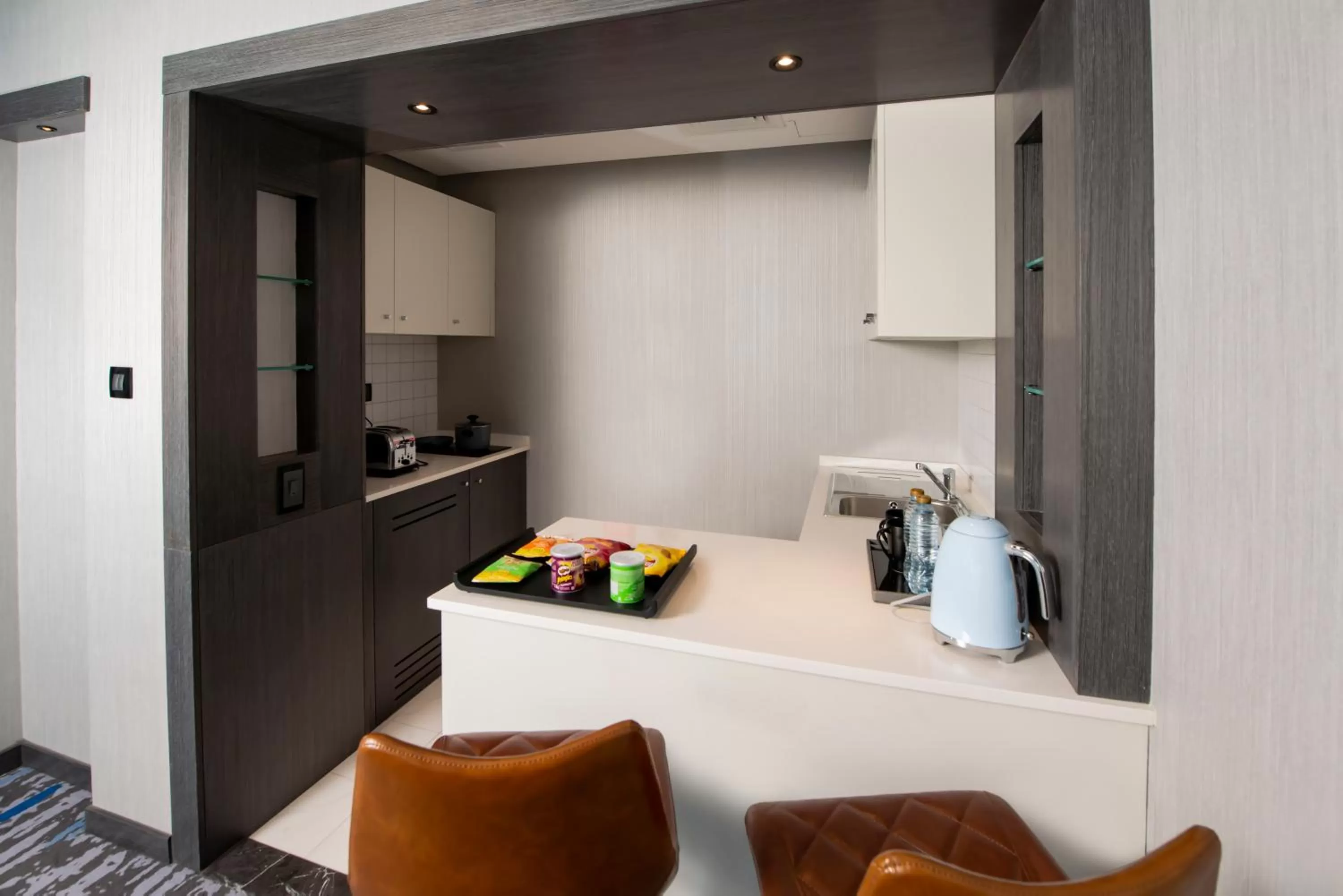 Kitchen or kitchenette in Edge Creekside Hotel