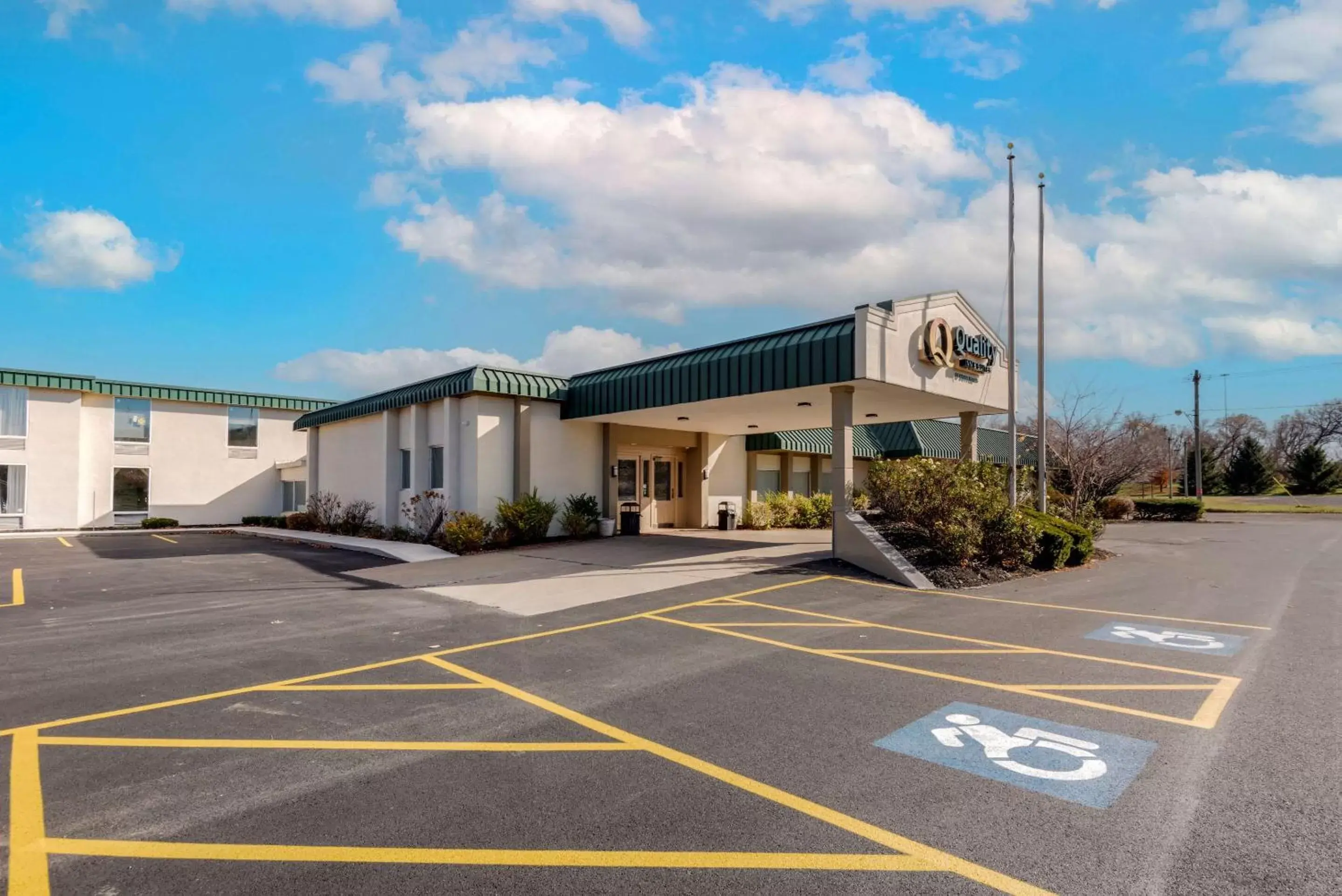 Property Building in Quality Inn & Suites New Hartford - Utica