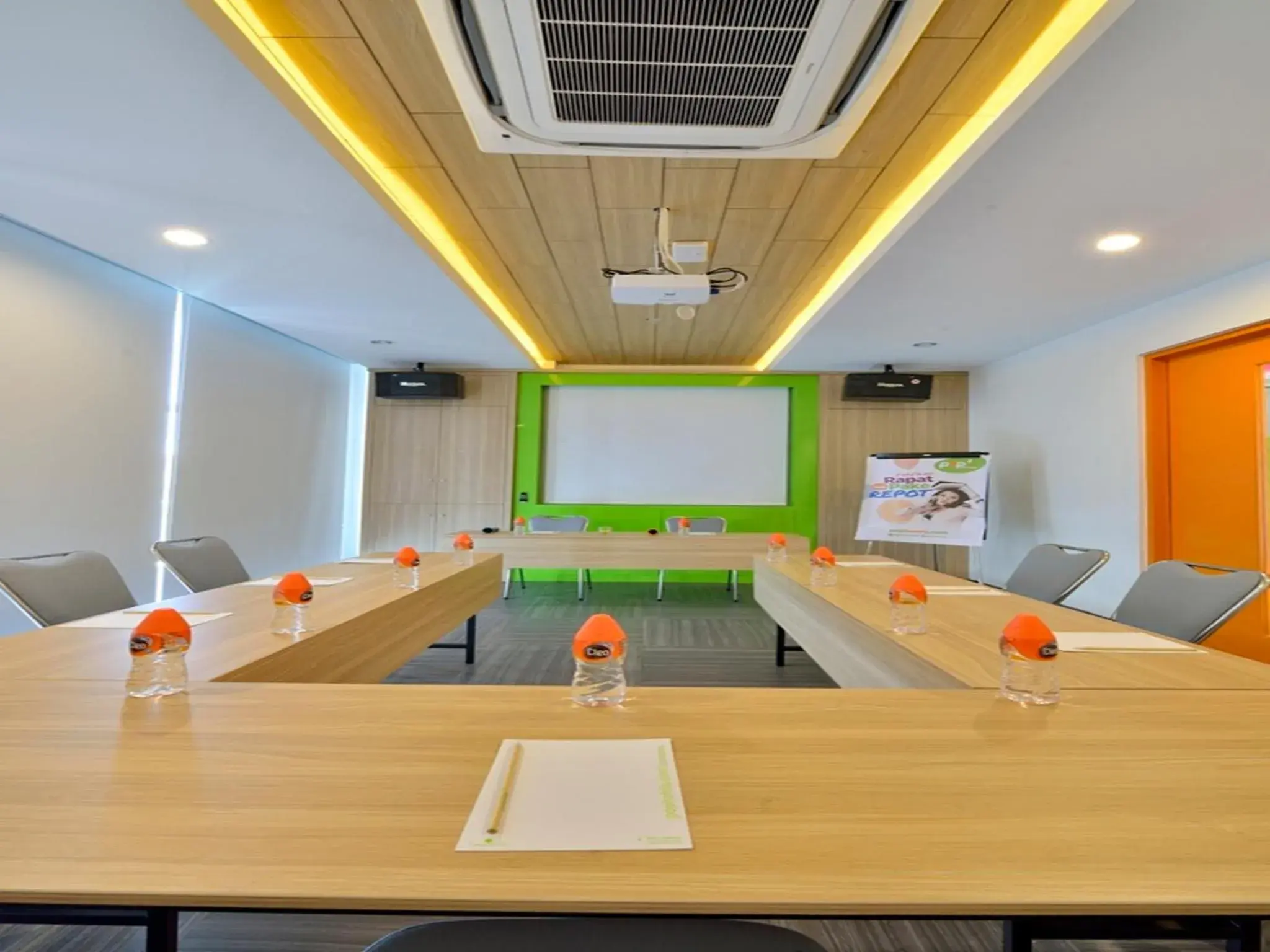 Meeting/conference room in Pop Hotel Stasiun Kota Surabaya