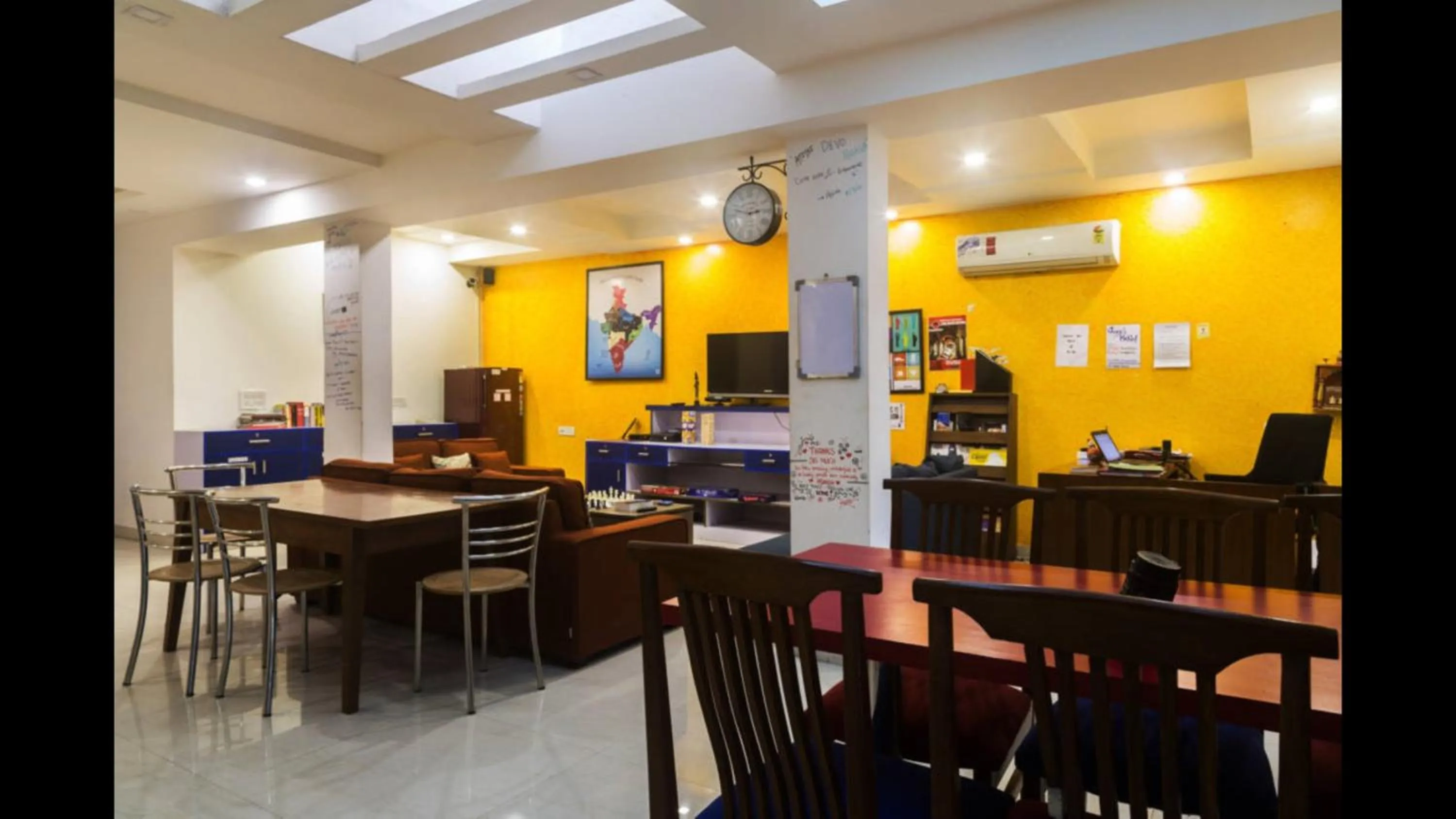Communal lounge/ TV room in Joey's Hostel Delhi - 20 mins from Railway Station