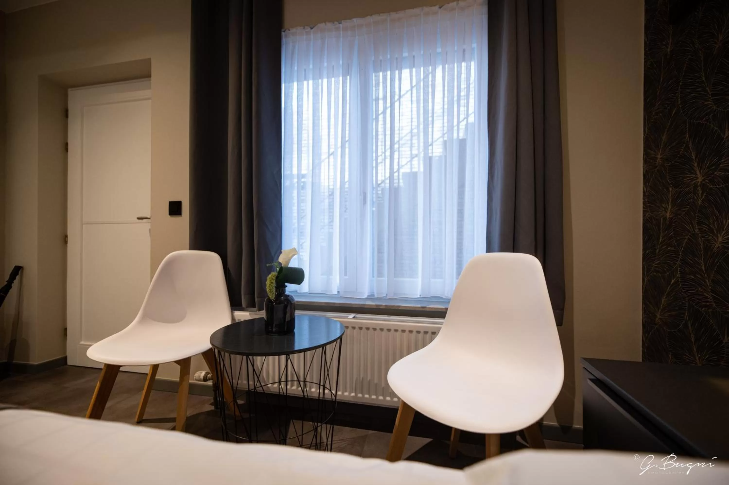 Bed in La Reine Hôtel & Restaurant