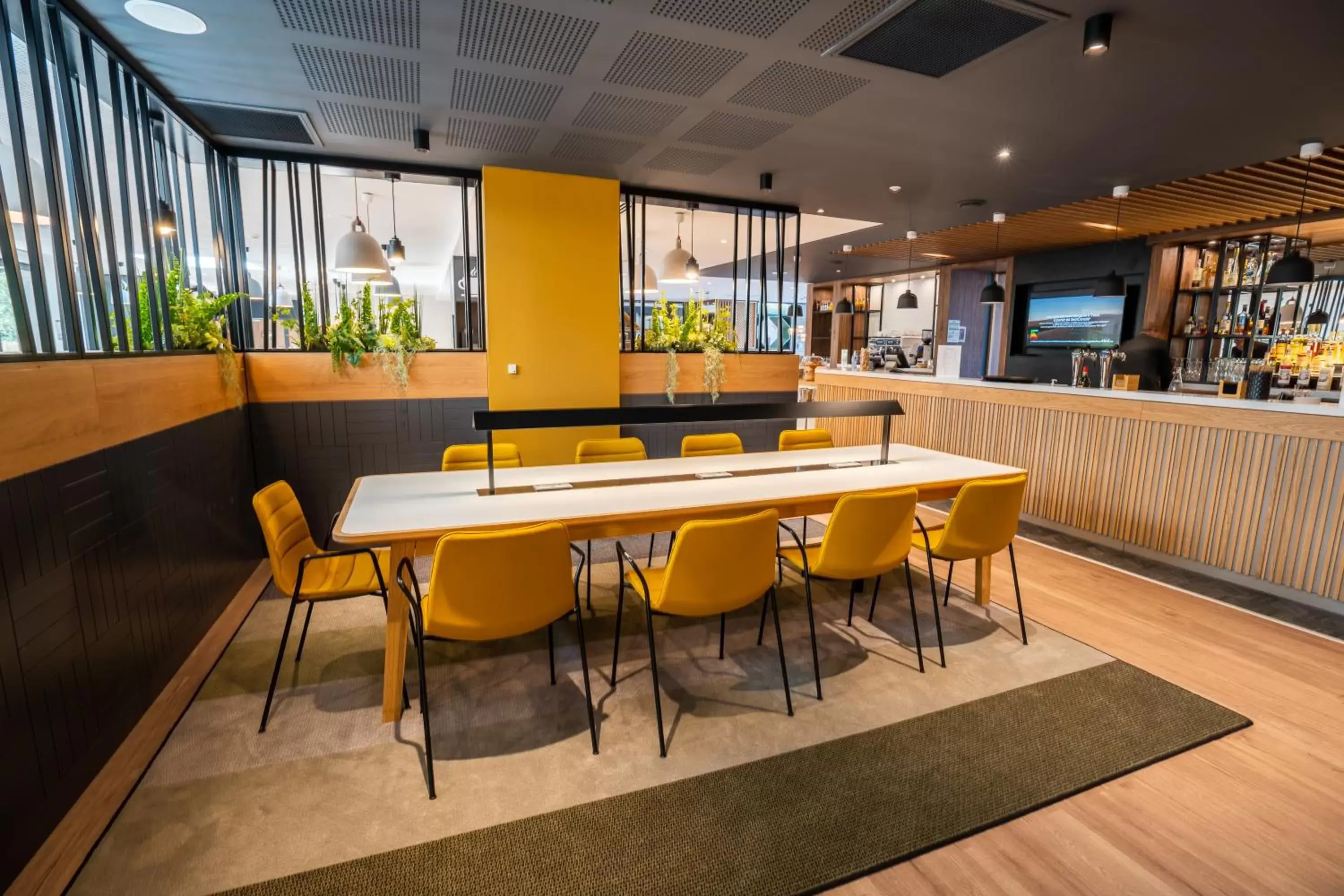 Seating area, Lounge/Bar in Holiday Inn - Bordeaux-Merignac, an IHG Hotel