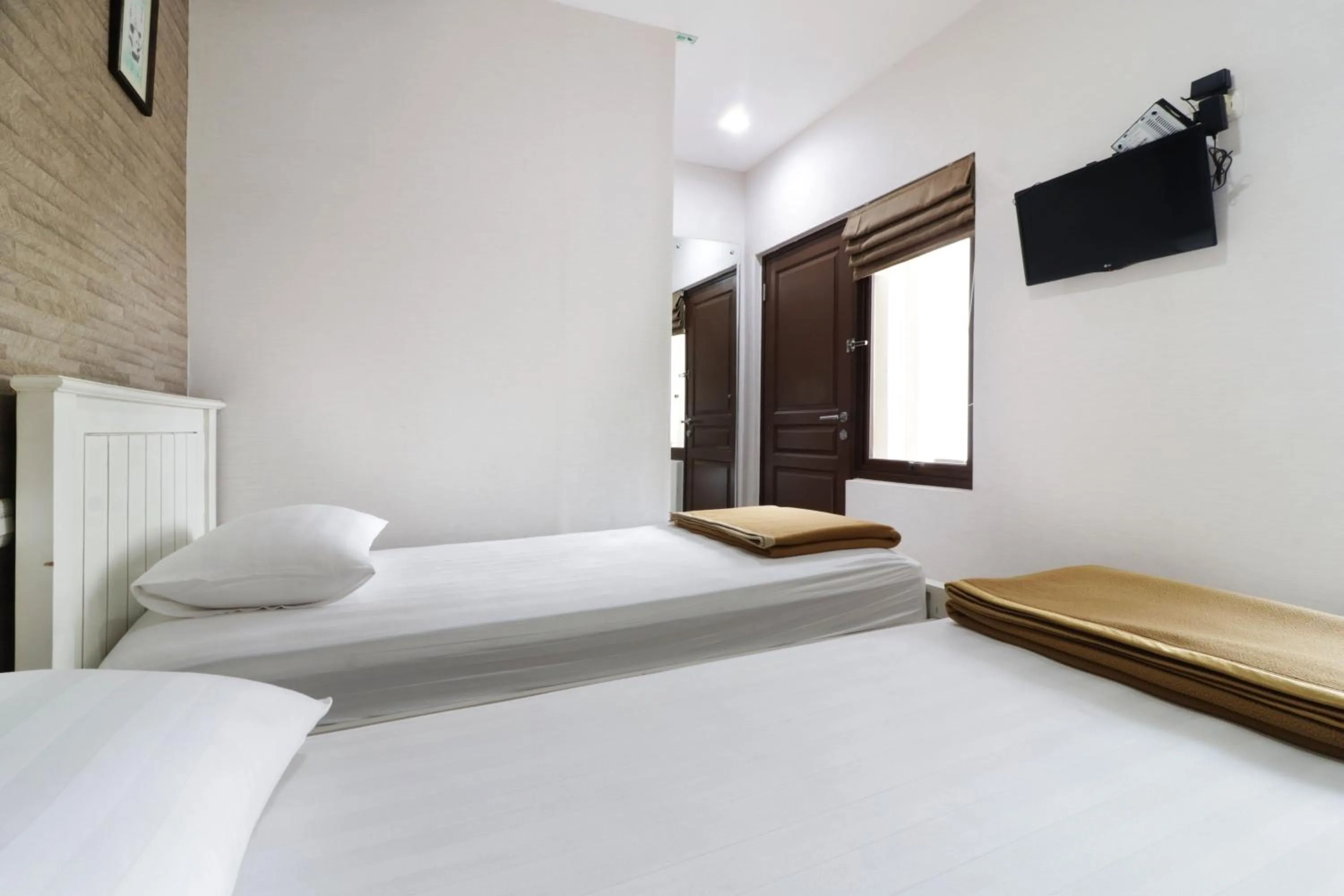 TV and multimedia, Bed in Jayagiri Guesthouse By Belgareti