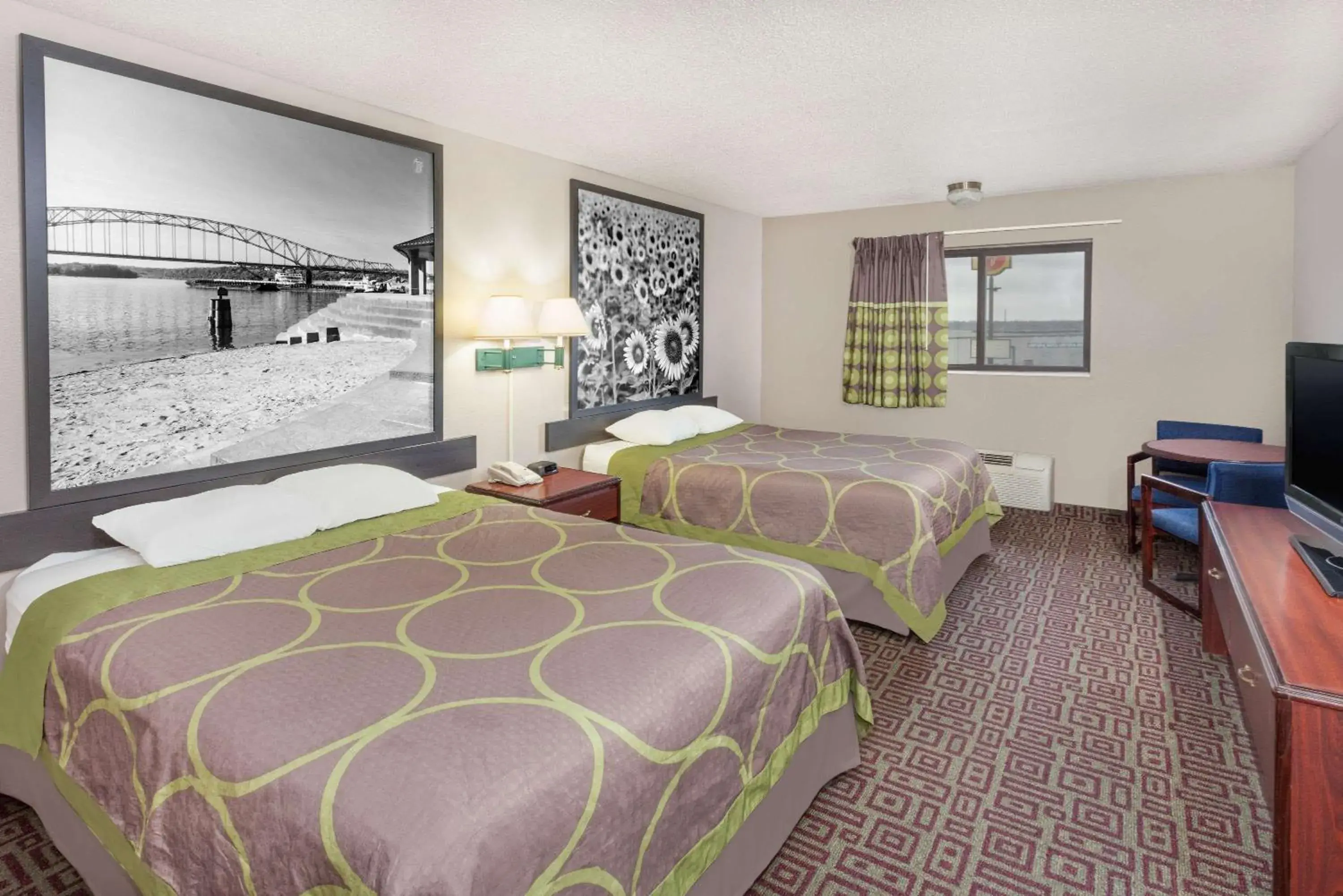 Photo of the whole room, Bed in Super 8 by Wyndham Muscatine
