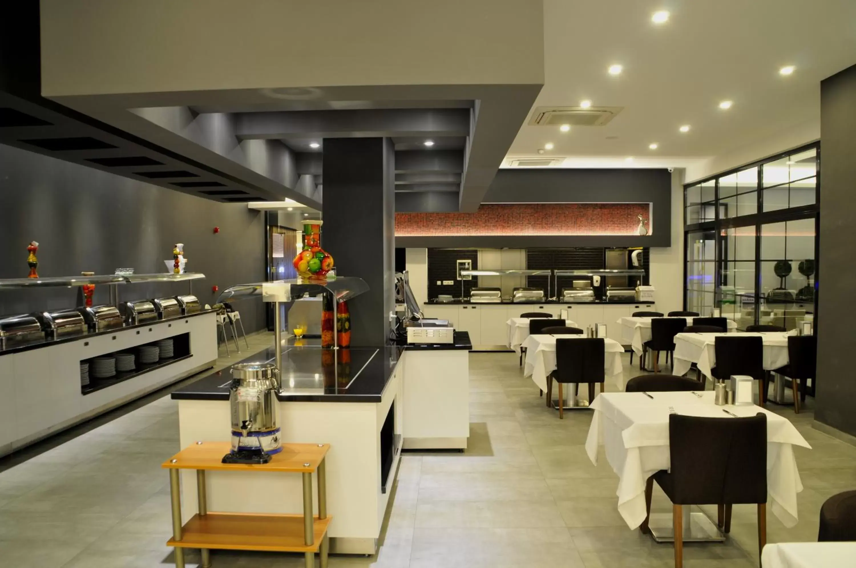 Restaurant/Places to Eat in Green Garden Suites Hotel