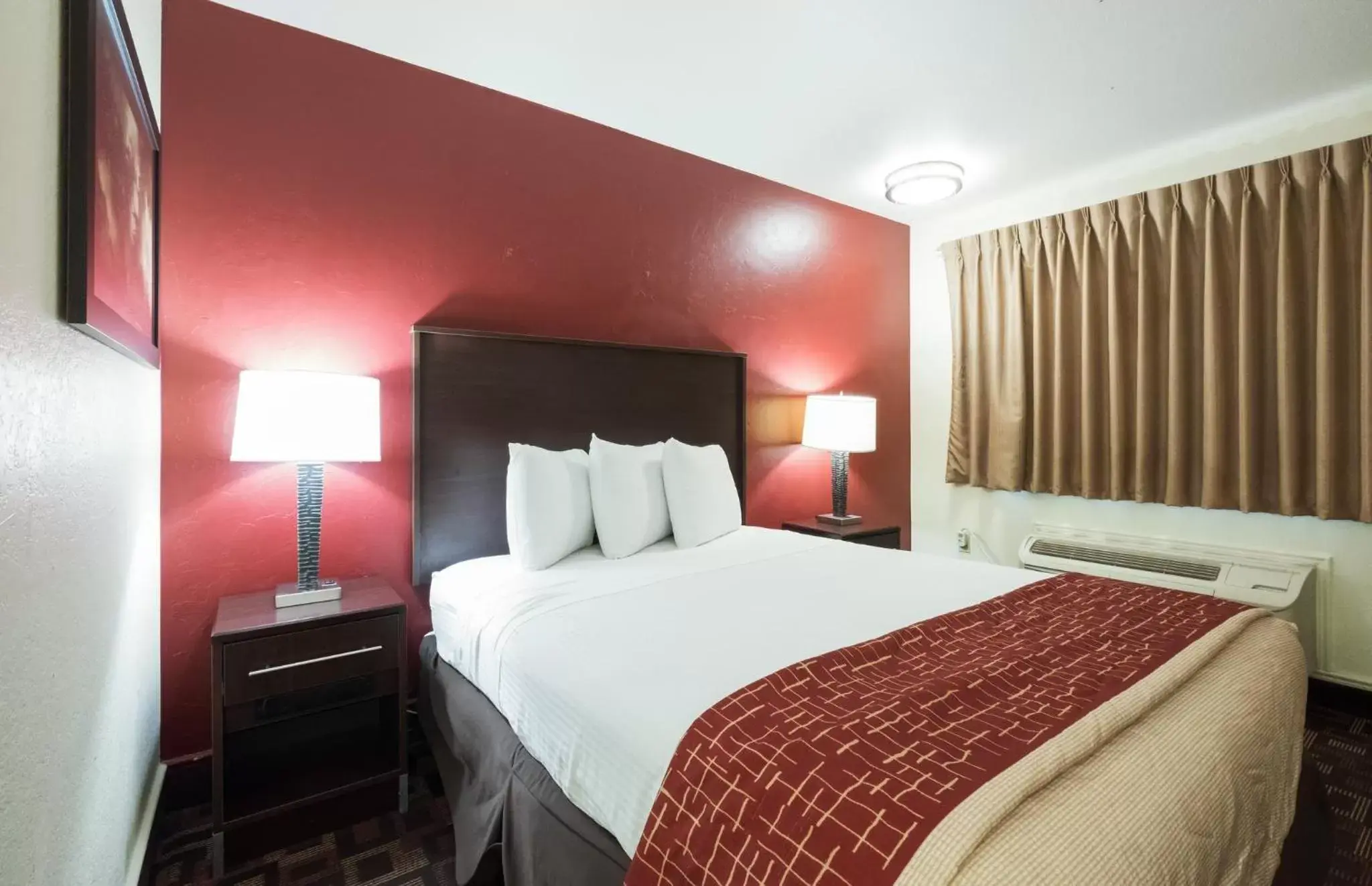 Photo of the whole room, Bed in Red Roof Inn Oklahoma Airport I 40 W Fairgrounds