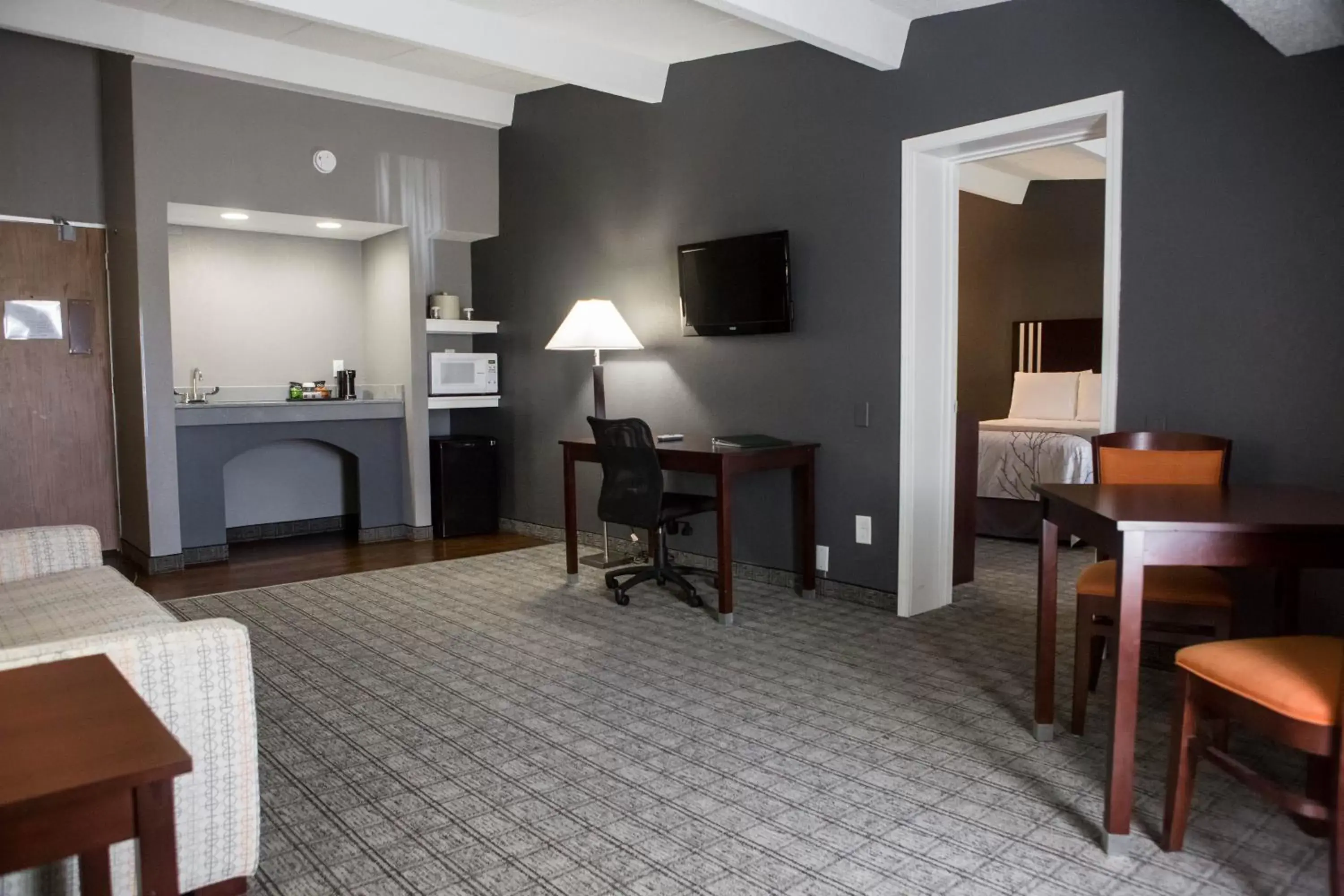 Seating area, TV/Entertainment Center in Eastland Suites Extended Stay Hotel & Conference Center Urbana