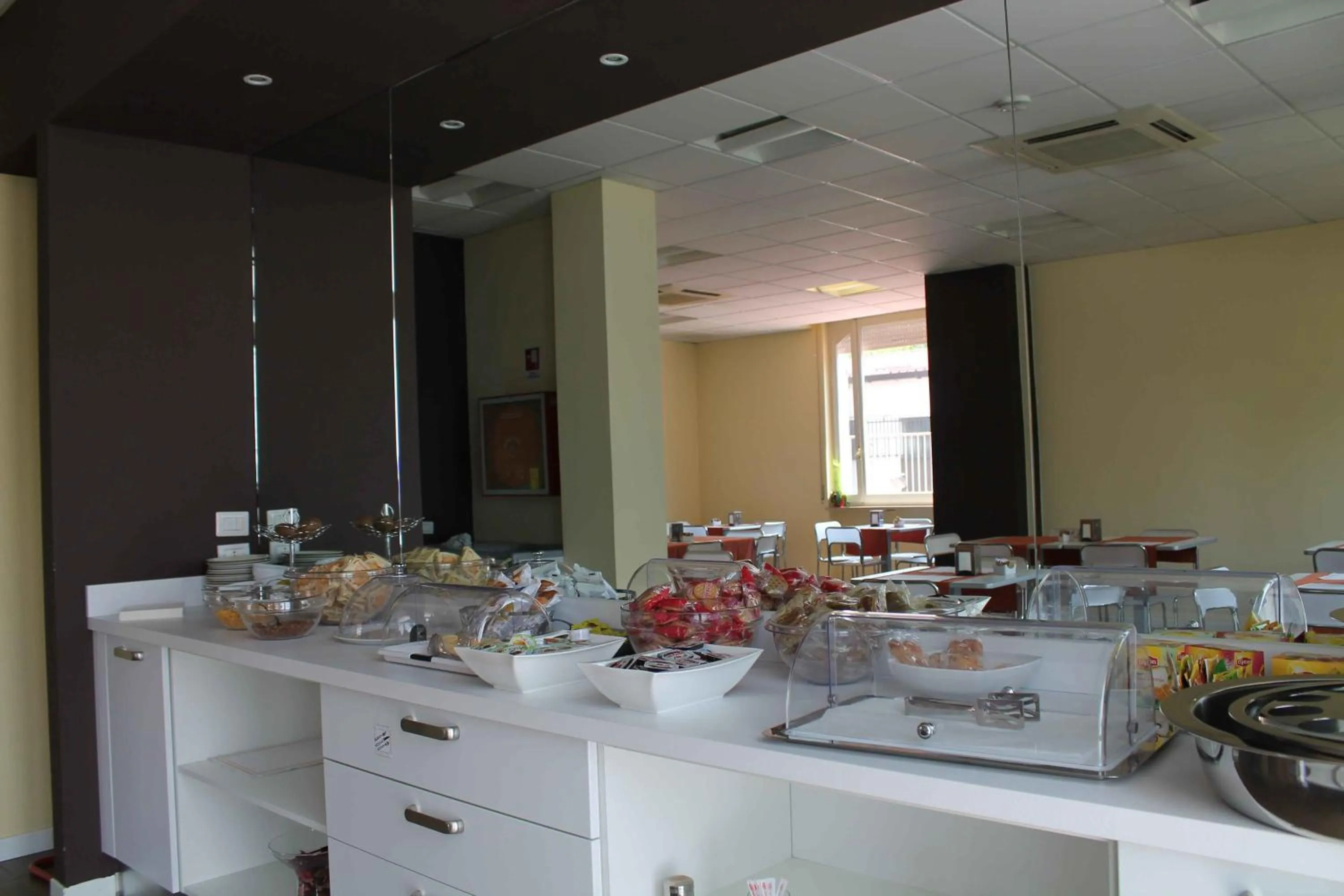 Restaurant/places to eat in Hotel Cremona Viale