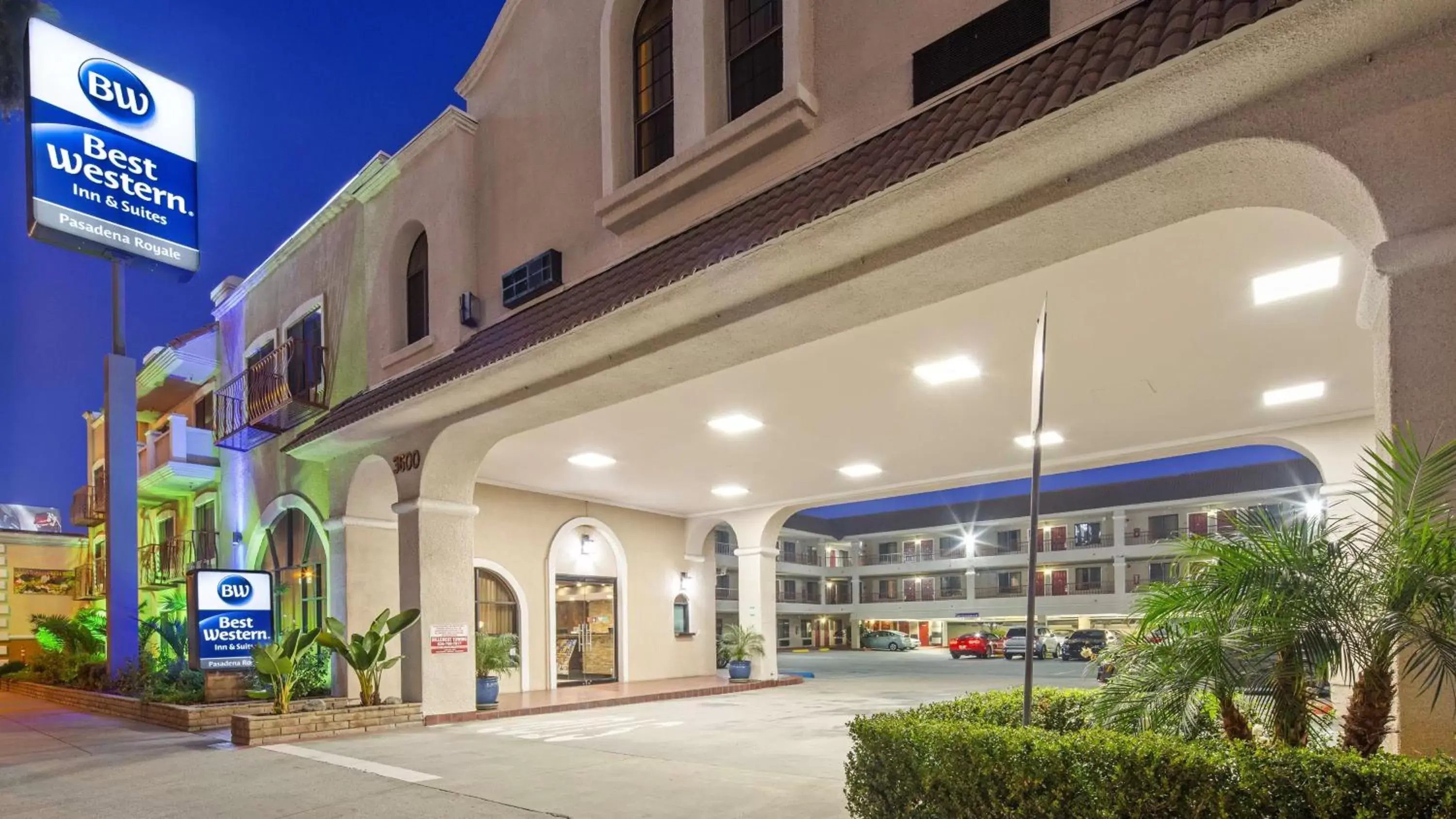 Property building in Best Western Pasadena Royale Inn & Suites