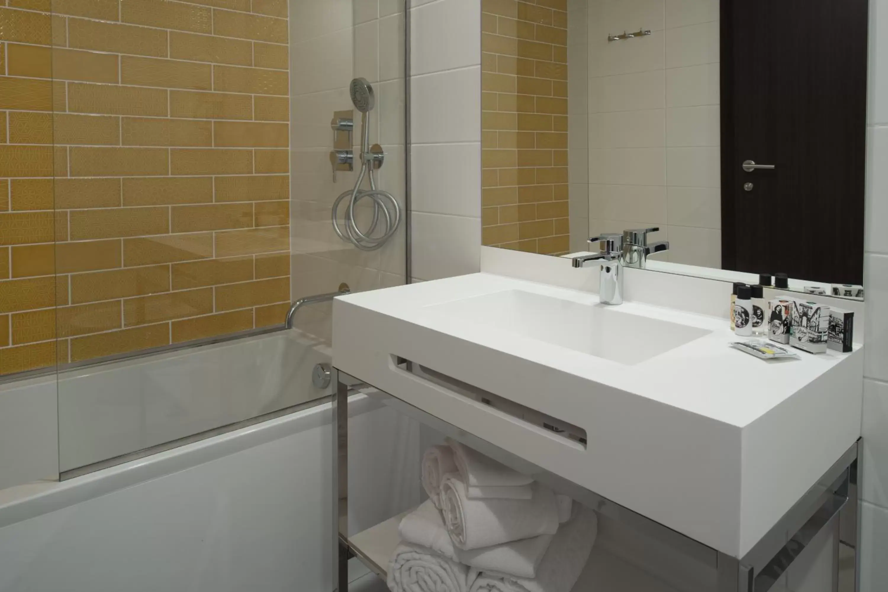 Other, Bathroom in VIP Executive Picoas Hotel