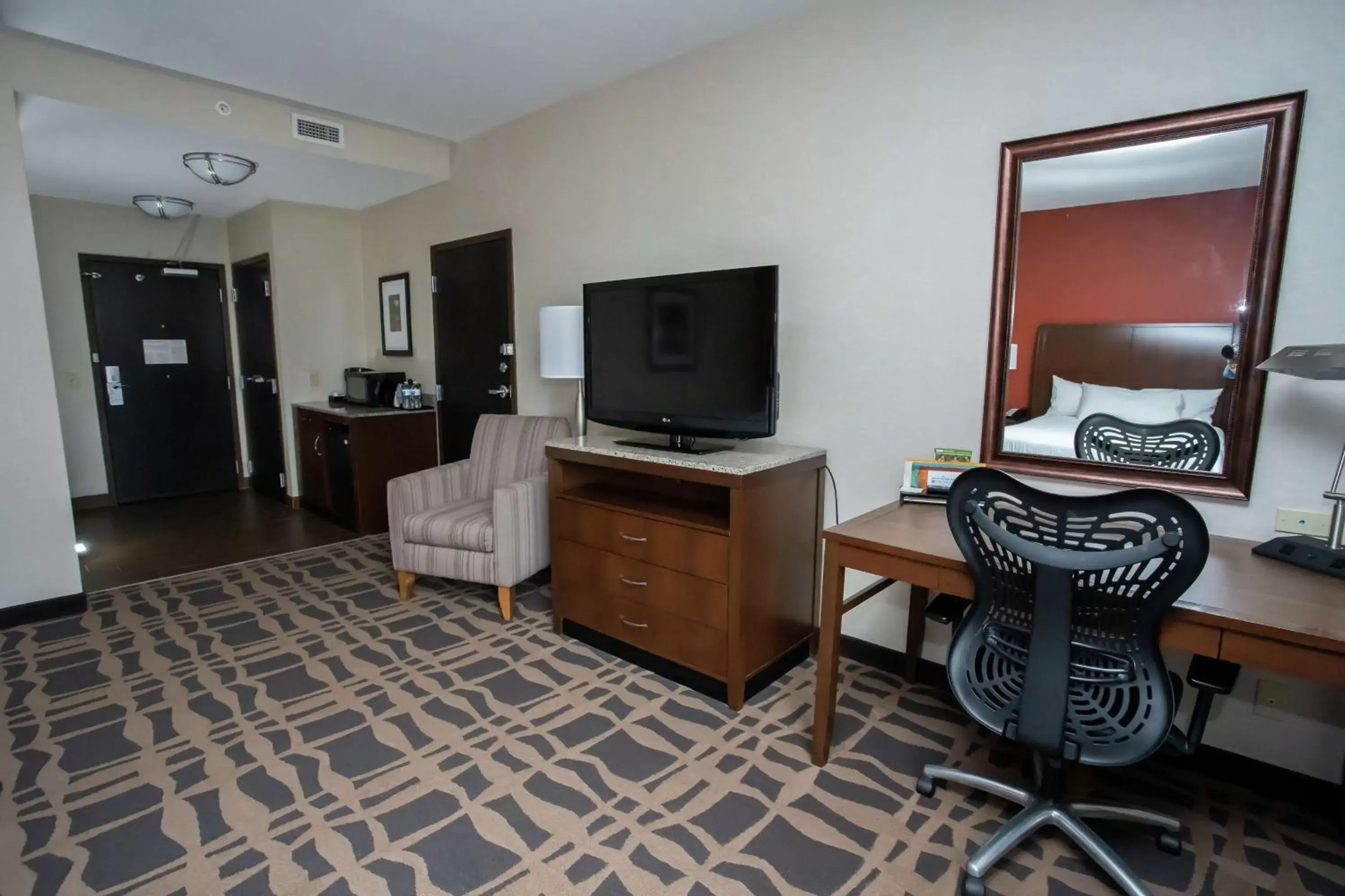 Bedroom, TV/Entertainment Center in Hilton Garden Inn Dayton South - Austin Landing