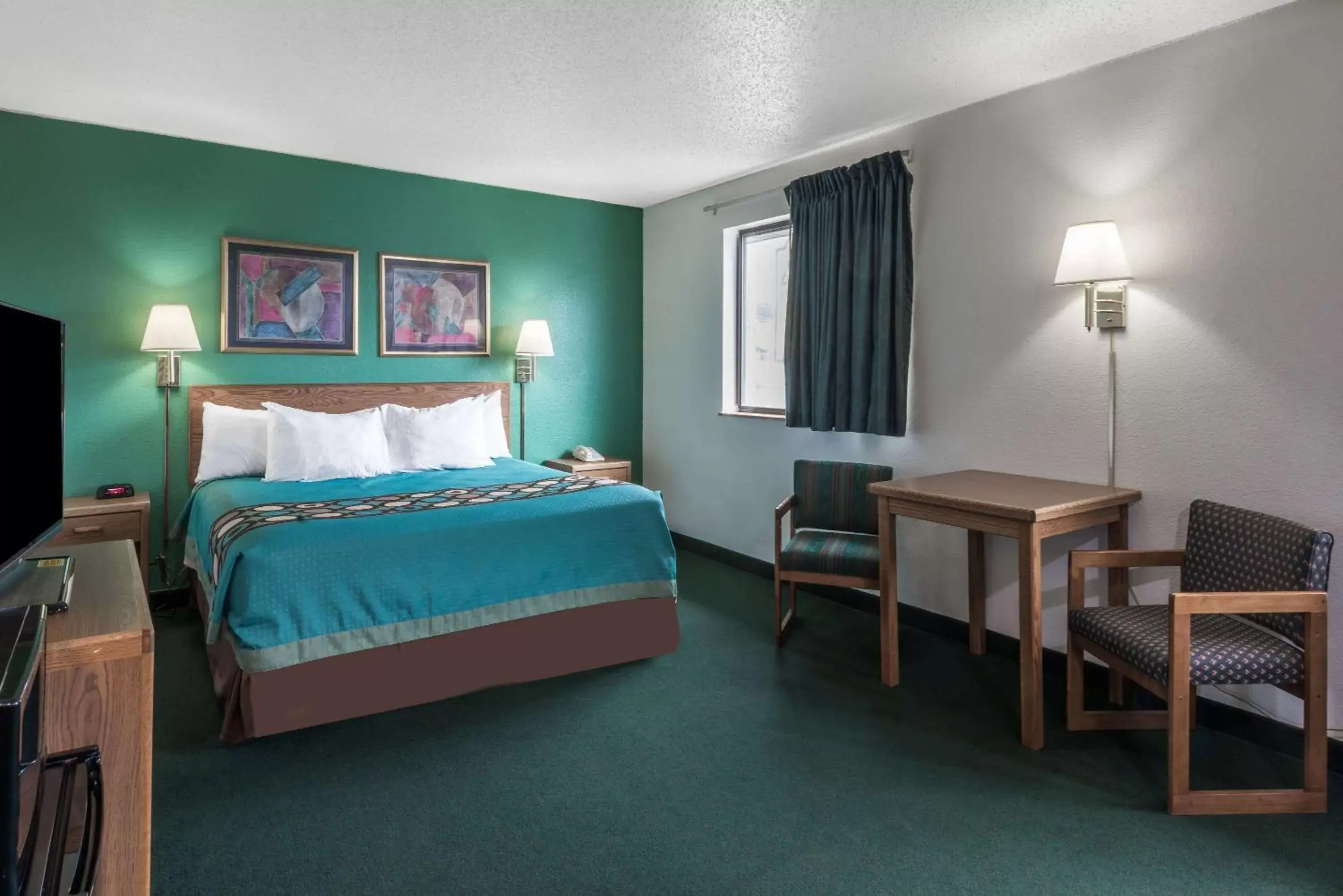 Photo of the whole room, Bed in Super 8 by Wyndham New Stanton