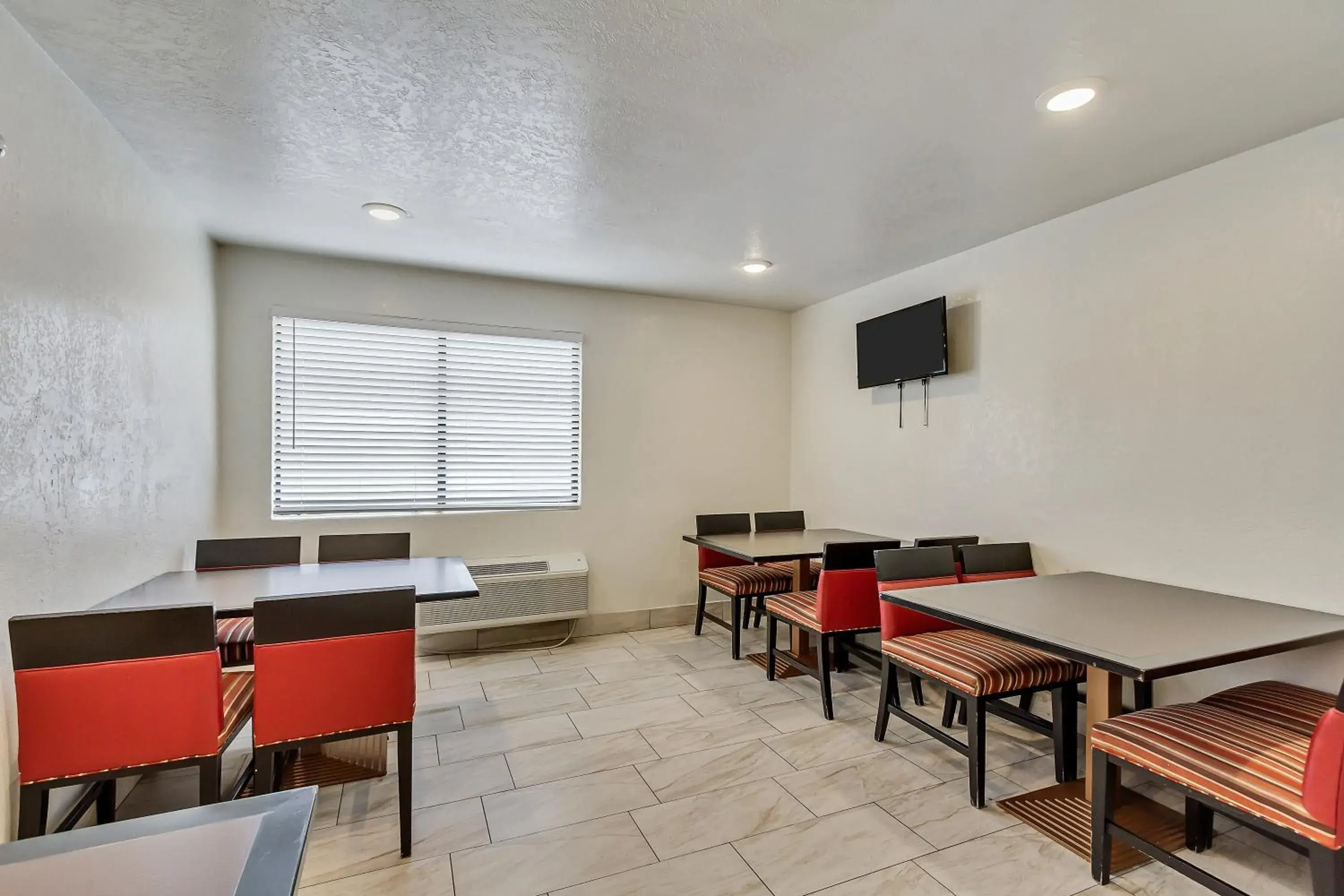TV and multimedia, Restaurant/Places to Eat in Motel 6 Ogden, UT- Downtown