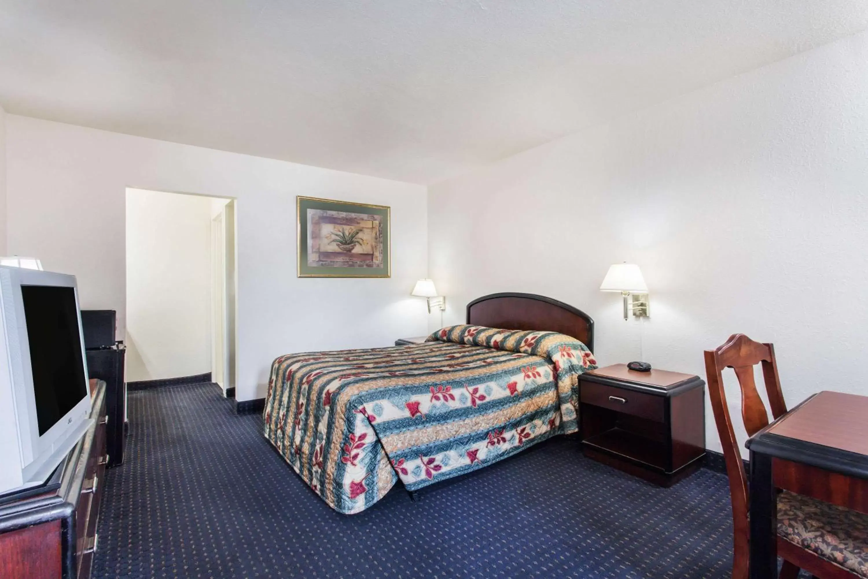 Photo of the whole room, Bed in Knights Inn Virginia Beach Lynnhaven