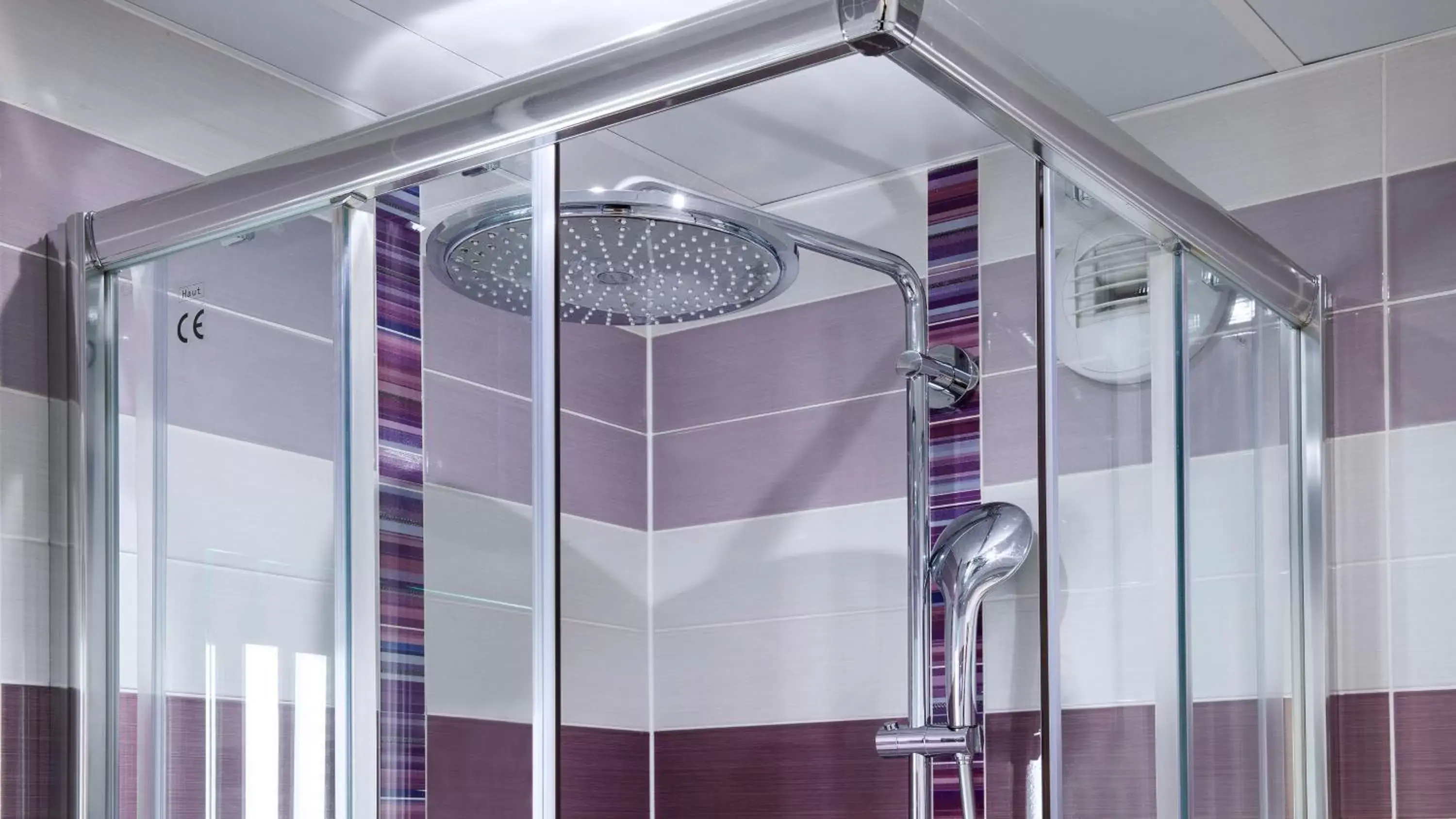 Shower, Bathroom in Hôtel du Plat d'Etain