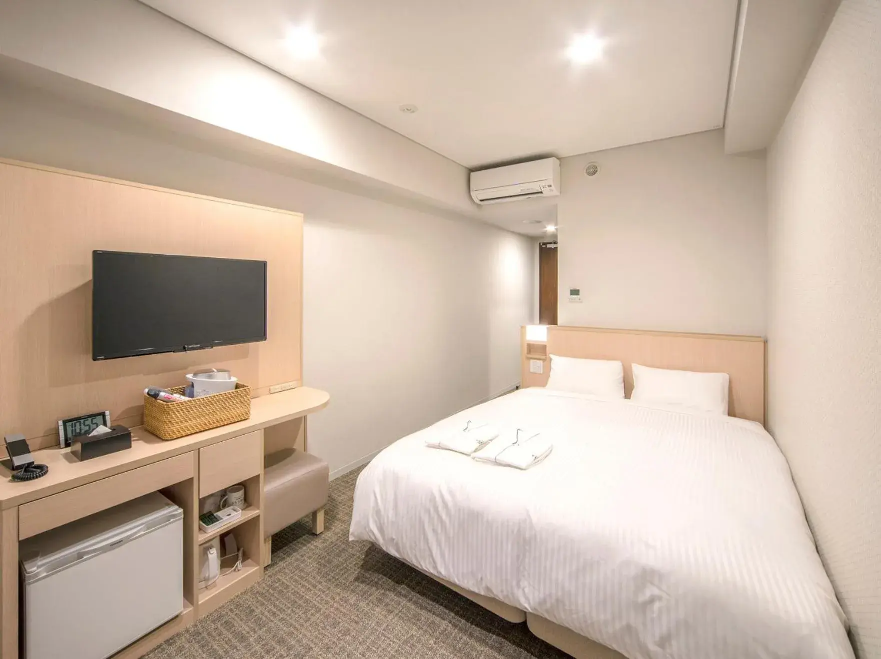Photo of the whole room, Bed in Sotetsu Fresa Inn Kyoto-Hachijoguchi