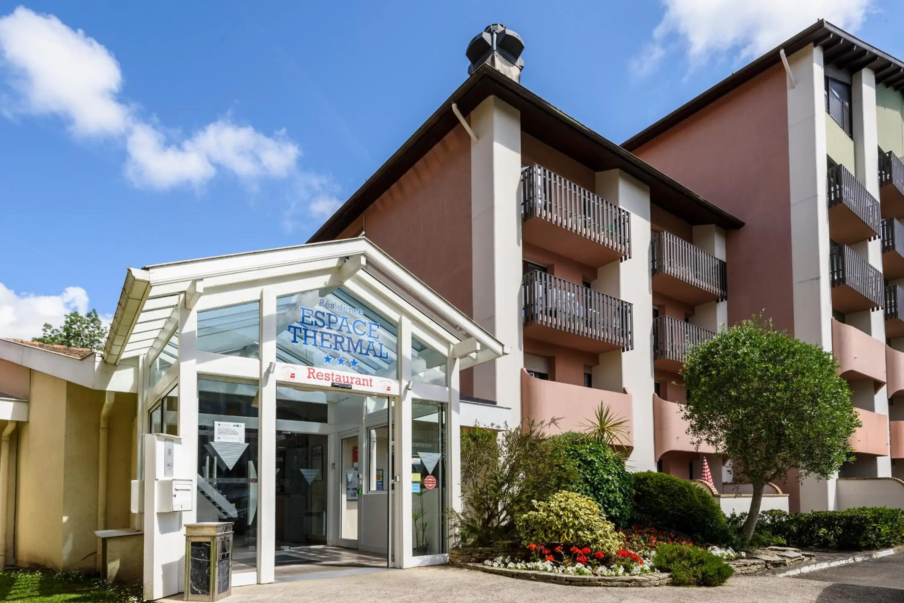 Facade/entrance, Property Building in L'Espace Thermal