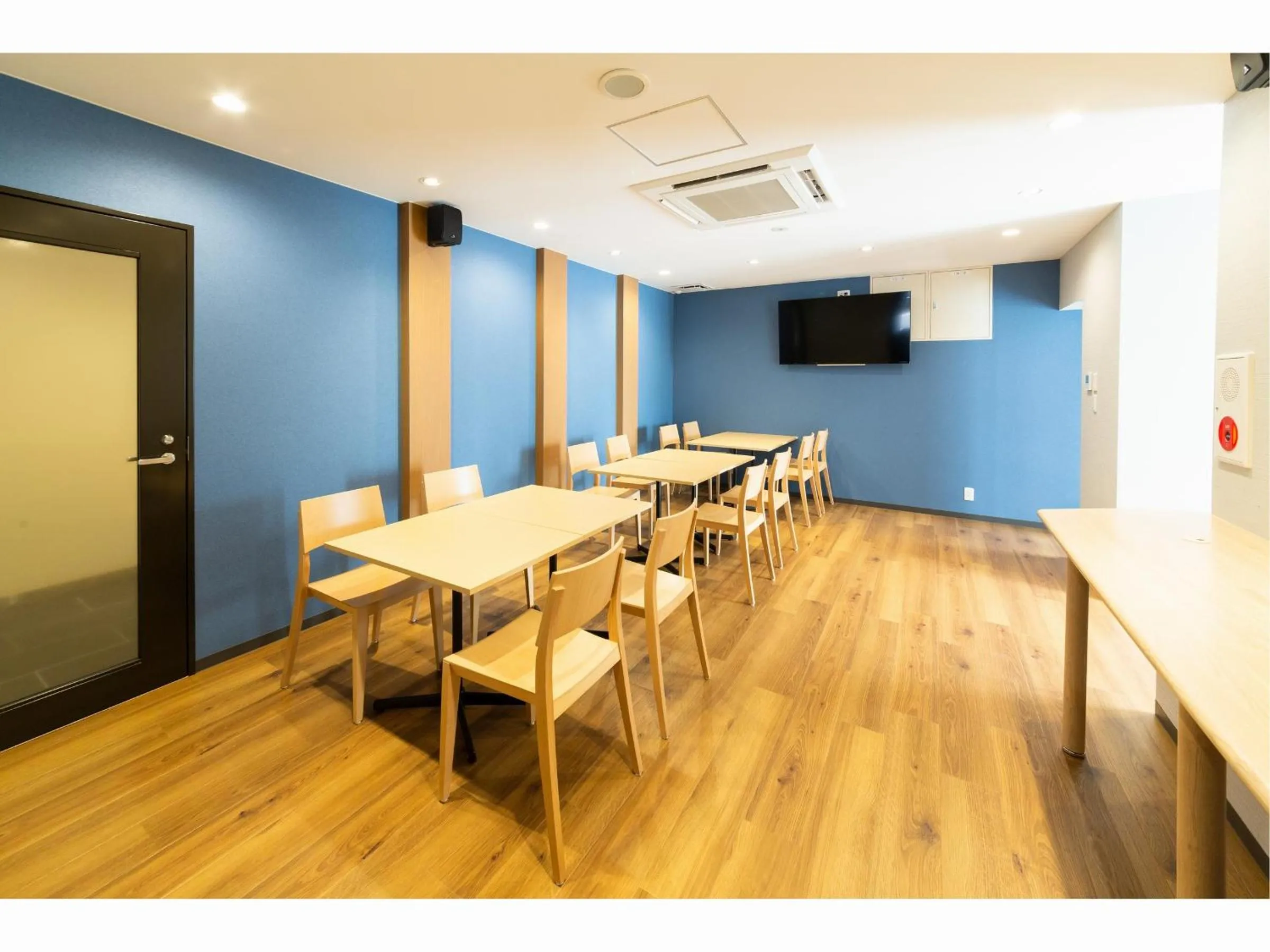 Communal lounge/ TV room in Hotel Meldia Osaka Higobashi