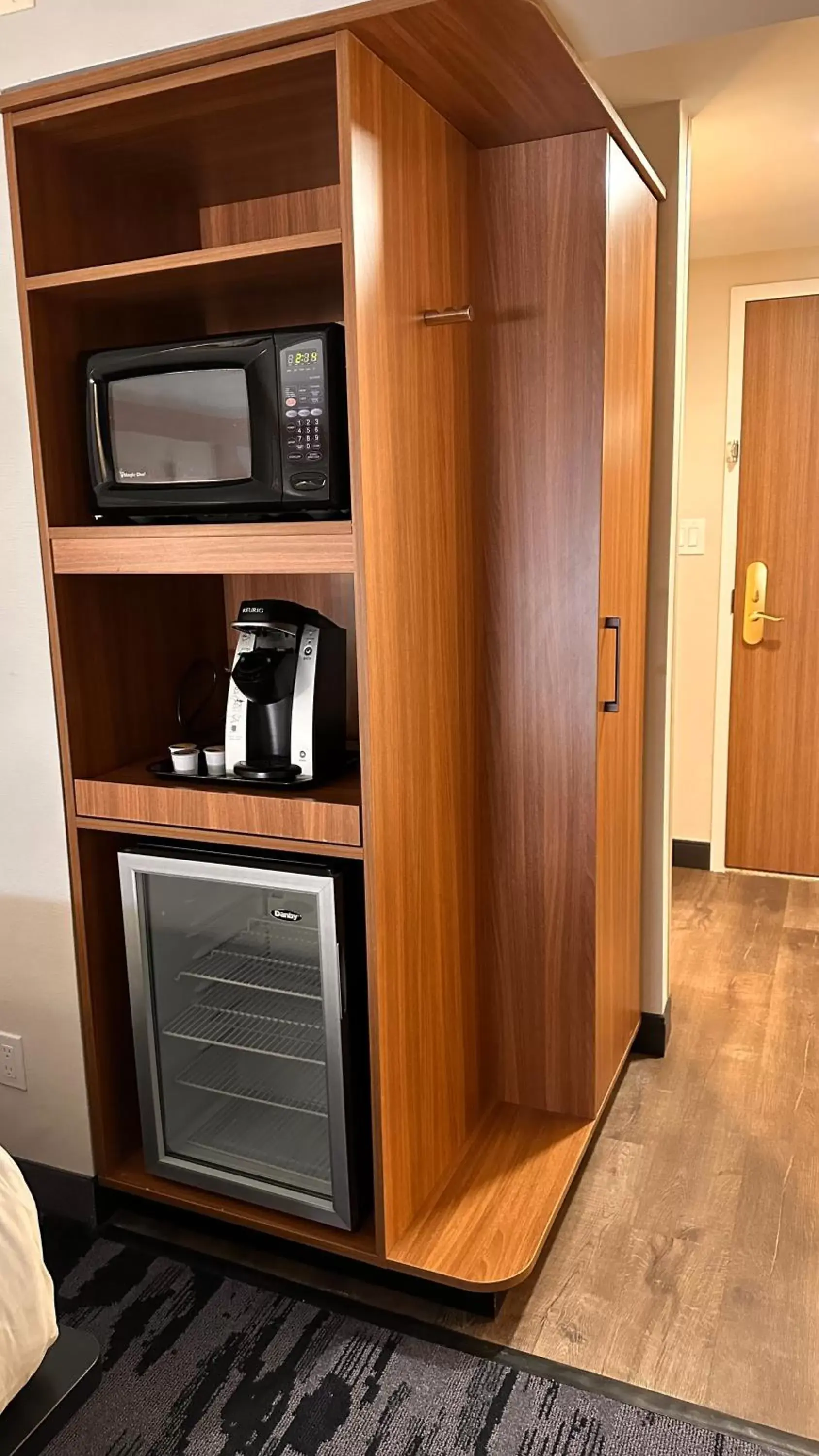 wardrobe, Kitchen/Kitchenette in Newmarket Hotel and Suites