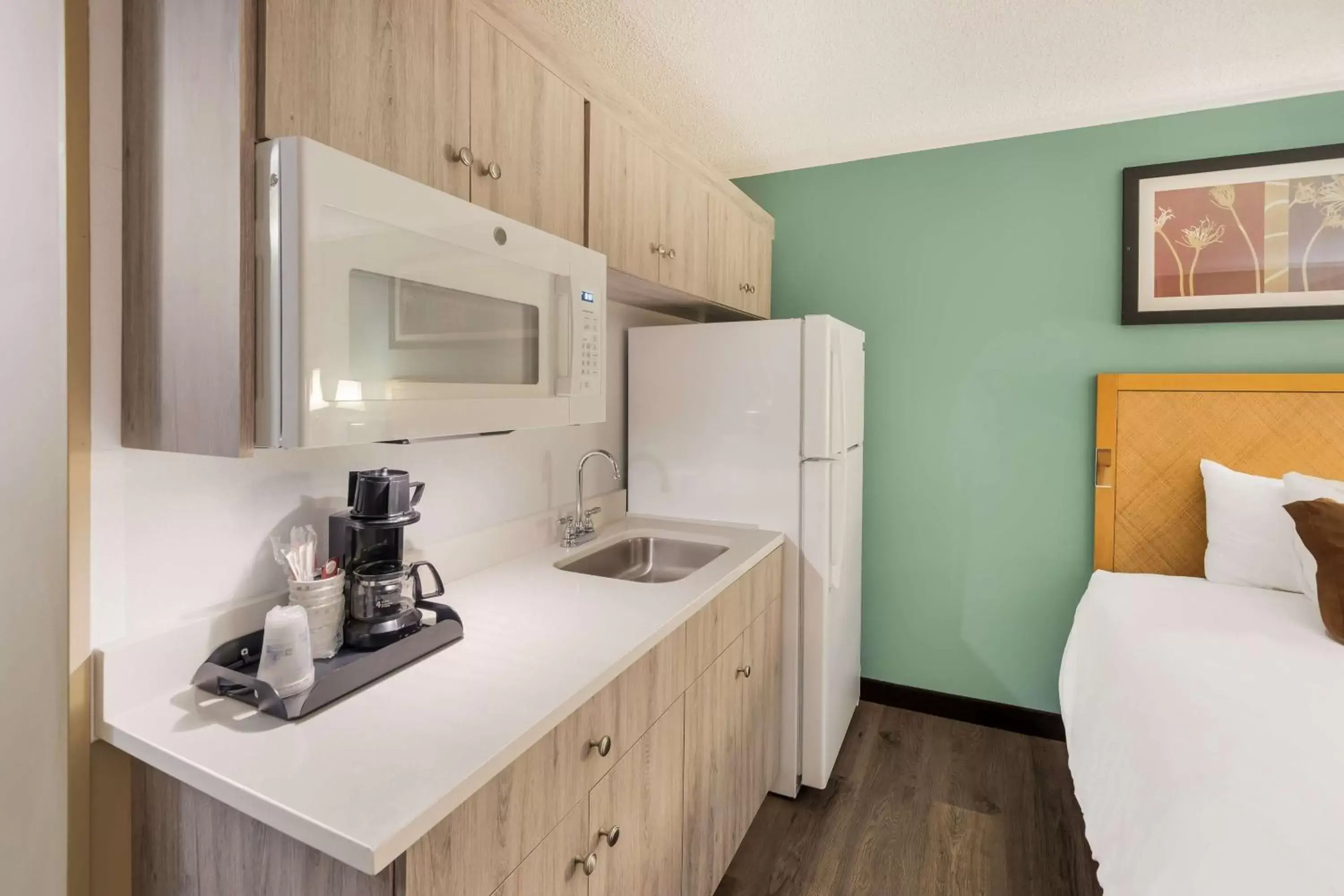 Bedroom, Kitchen/Kitchenette in SureStay Plus Hotel by Best Western Jasper