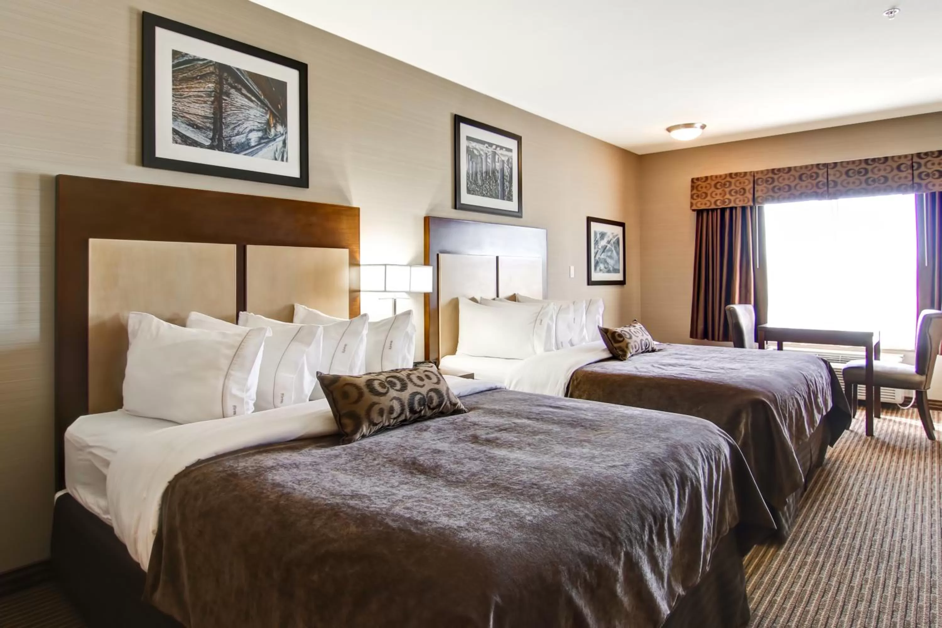 Kitchen or kitchenette, Bed in Canalta Hotel Shaunavon