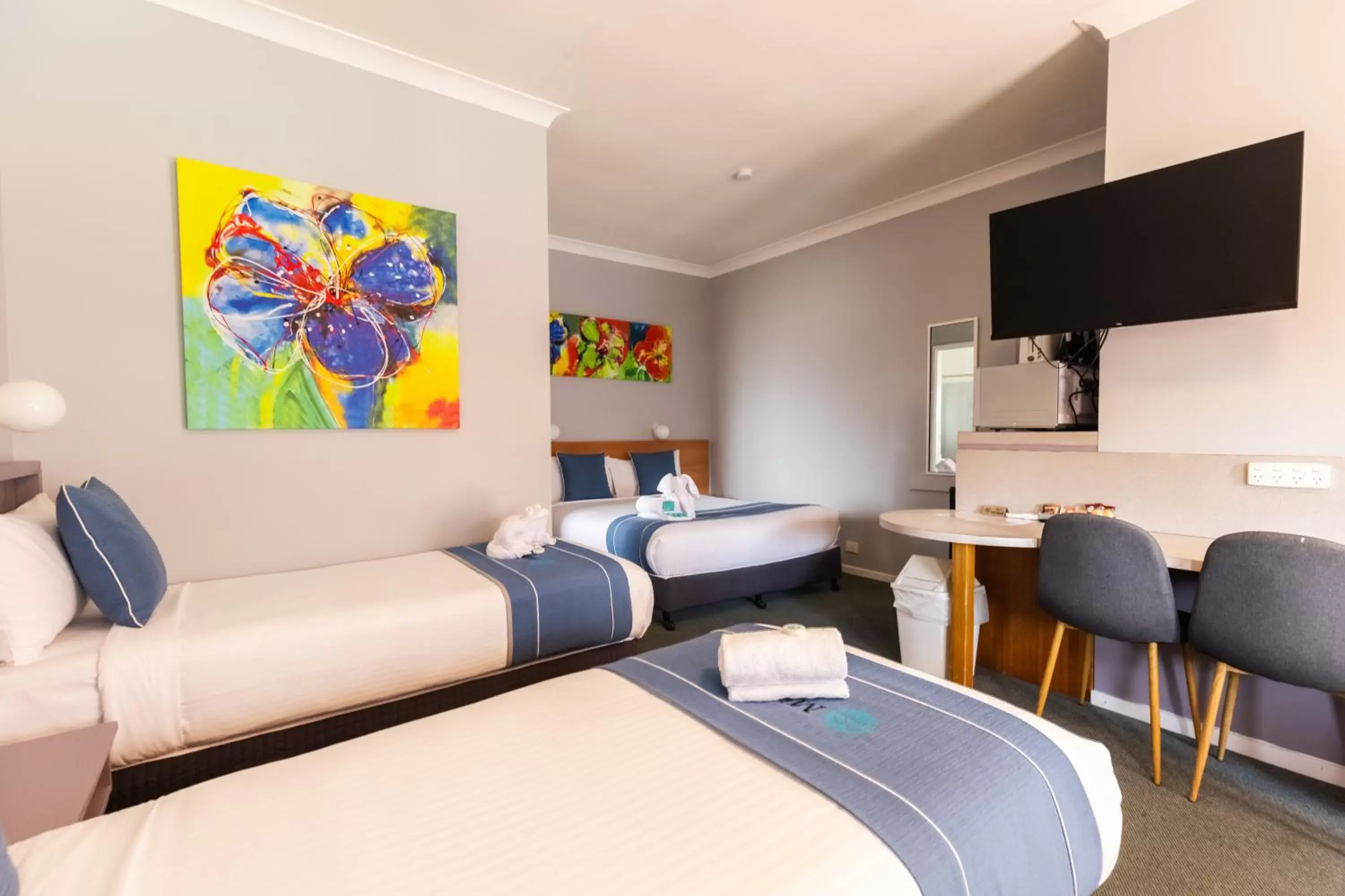 Twin Room with Pool View in Midlands Motel Twin Room with Pool View in Midlands Motel