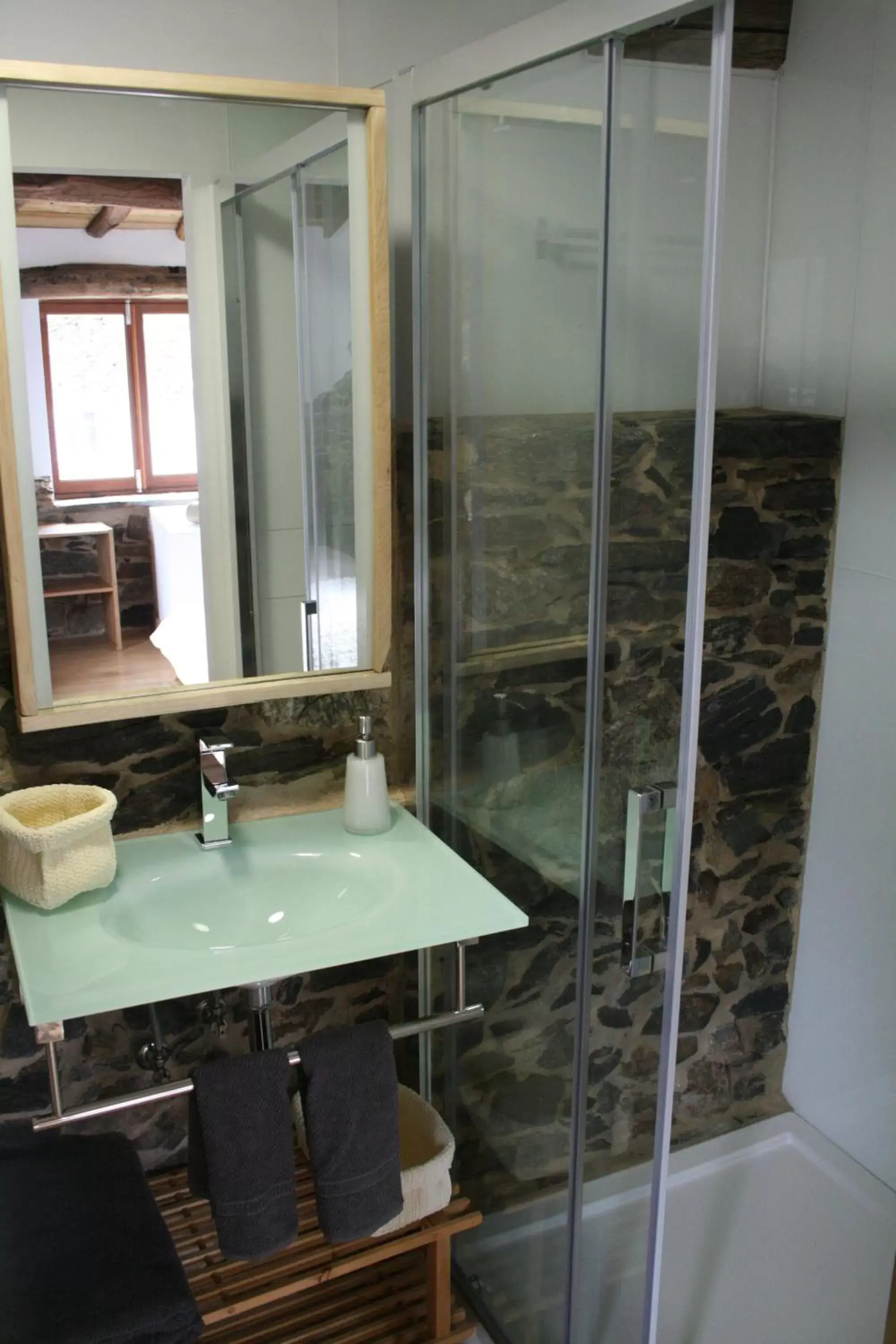Shower, Bathroom in Cabo Do Mundo Casa Rural