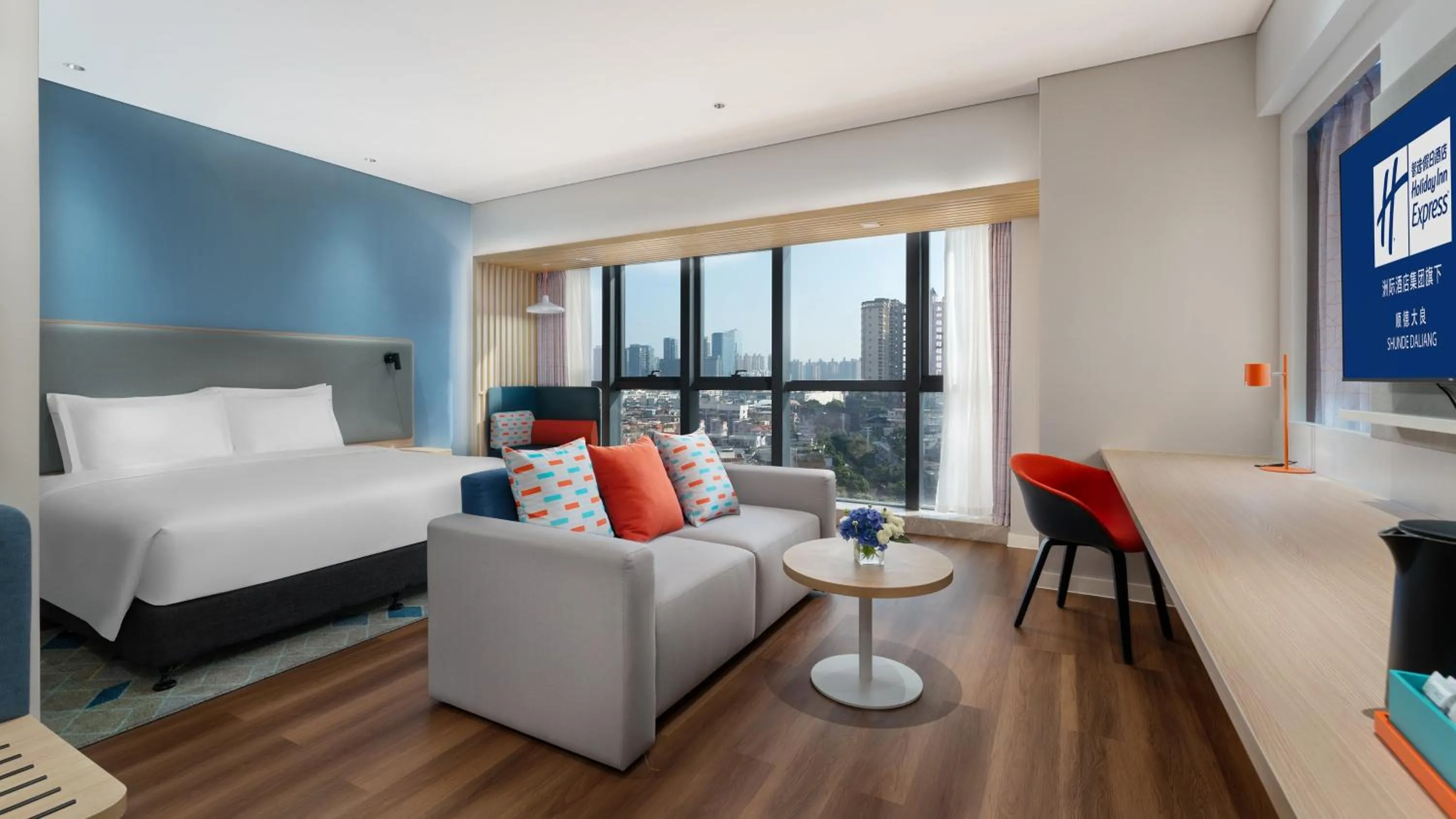 Photo of the whole room, Bed in Holiday Inn Express Shunde Daliang by IHG