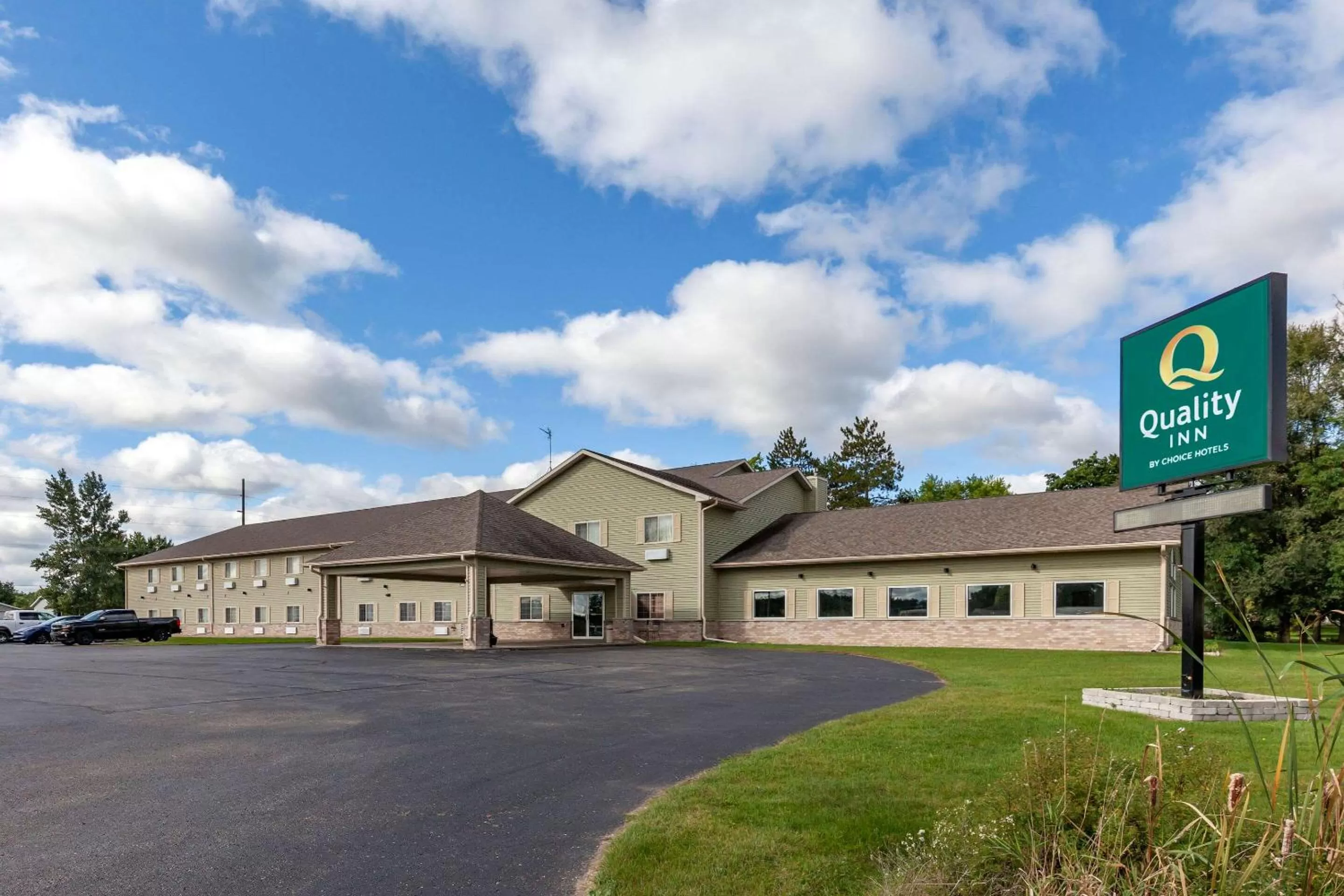 Property building in Quality Inn Redgranite