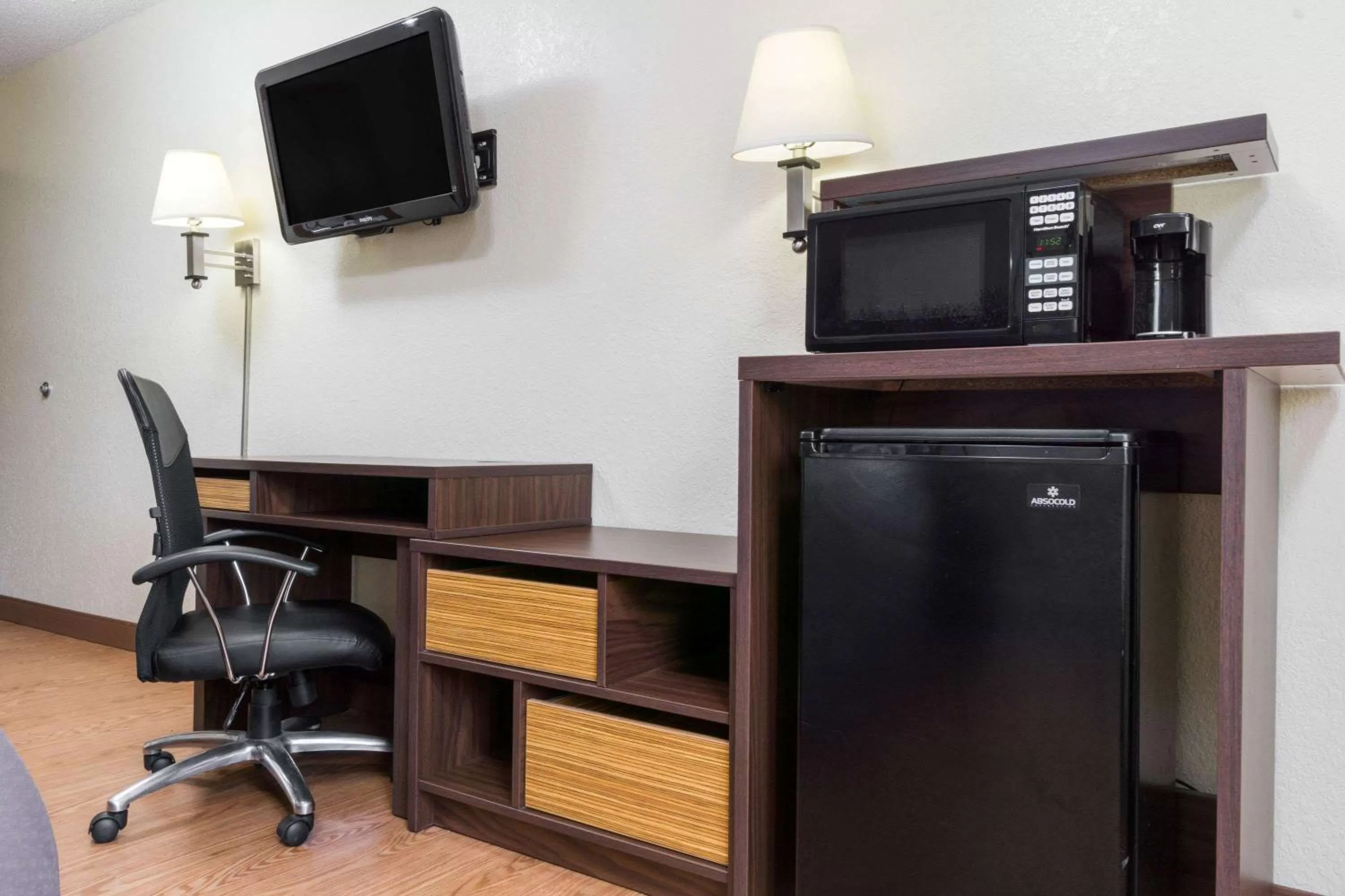 Bedroom in Super 8 by Wyndham Zanesville