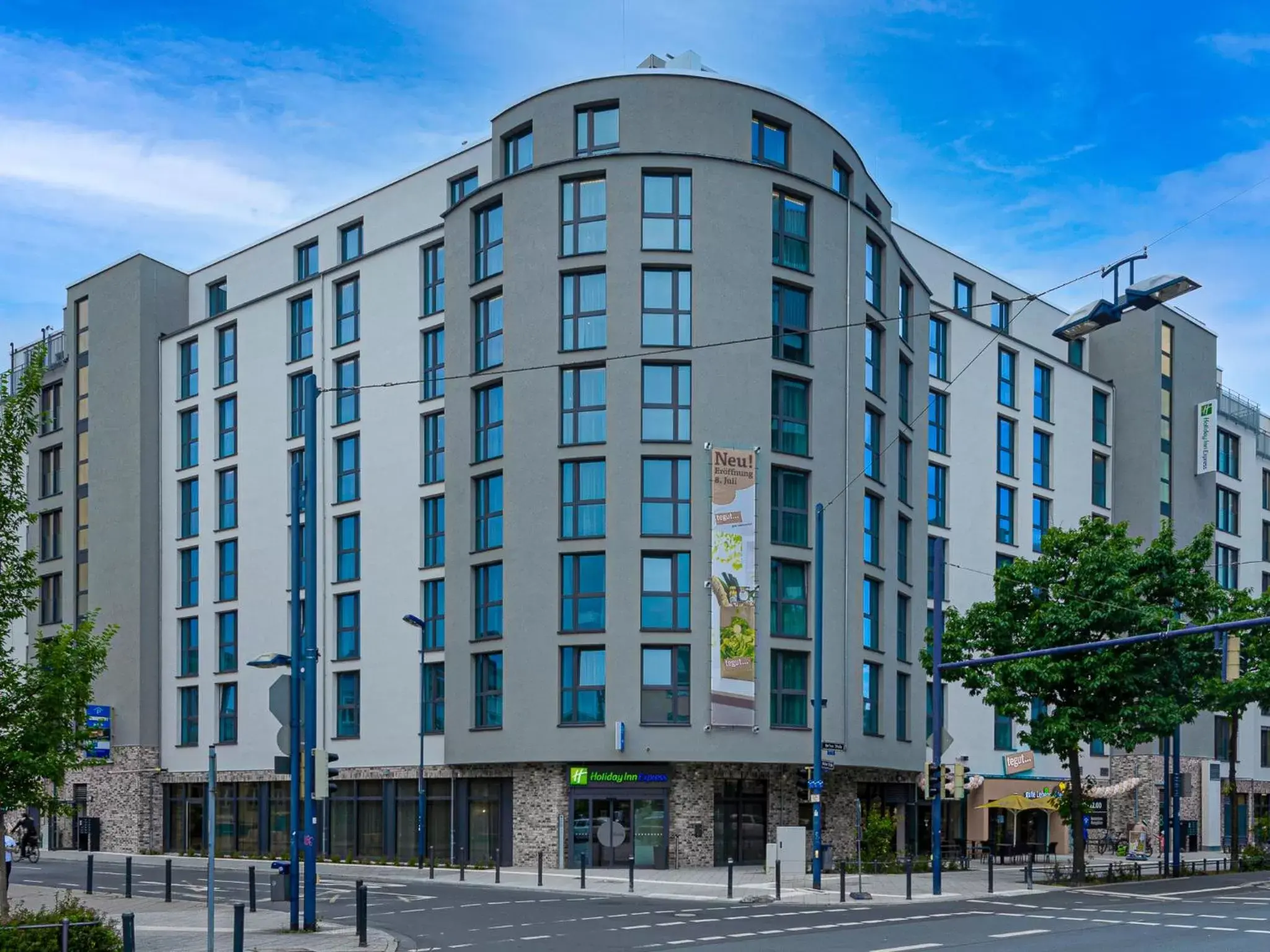 Property building in Holiday Inn Express - Offenbach by IHG Property building in Holiday Inn Express - Offenbach by IHG