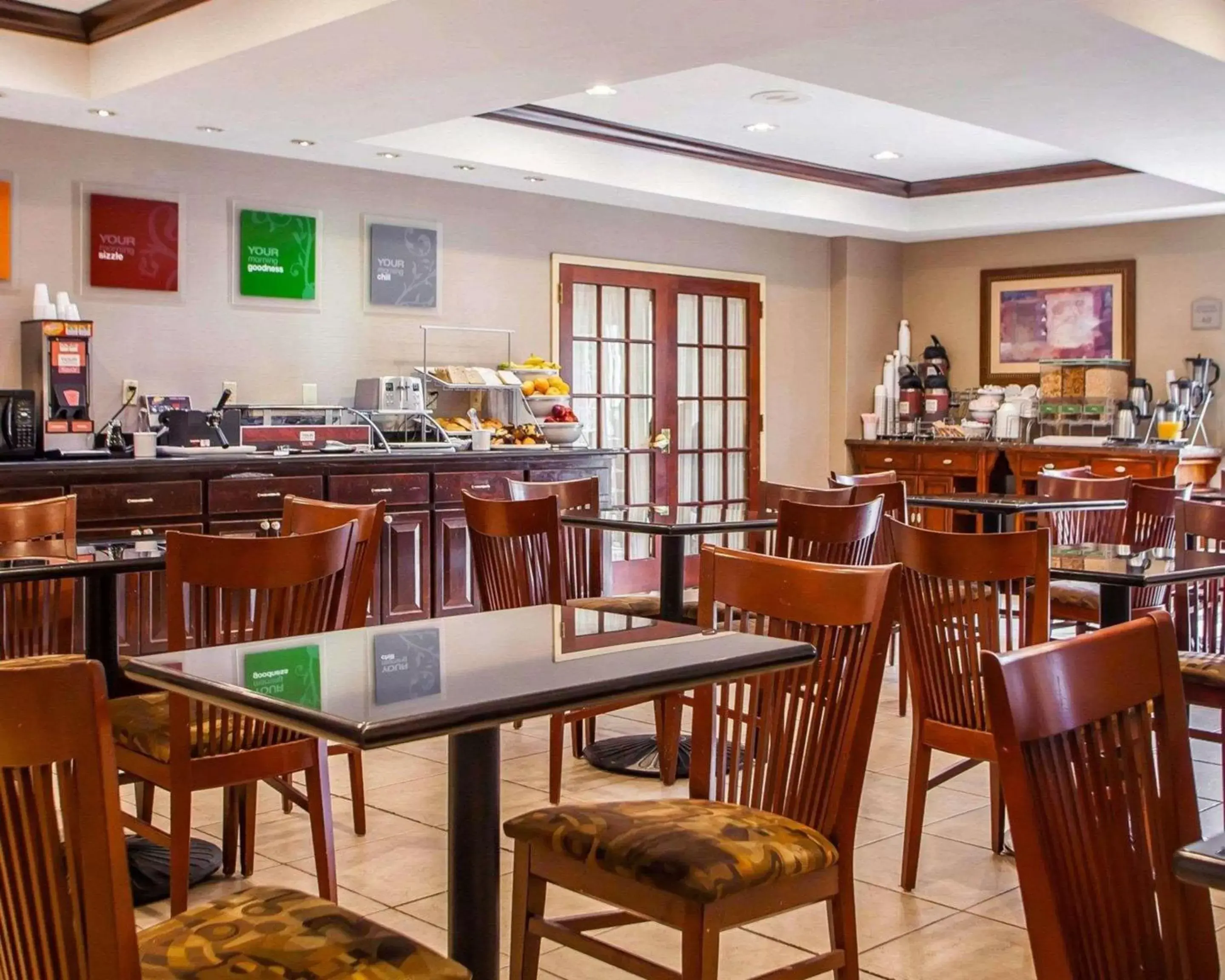 Restaurant/Places to Eat in Comfort Suites East Brunswick - South River