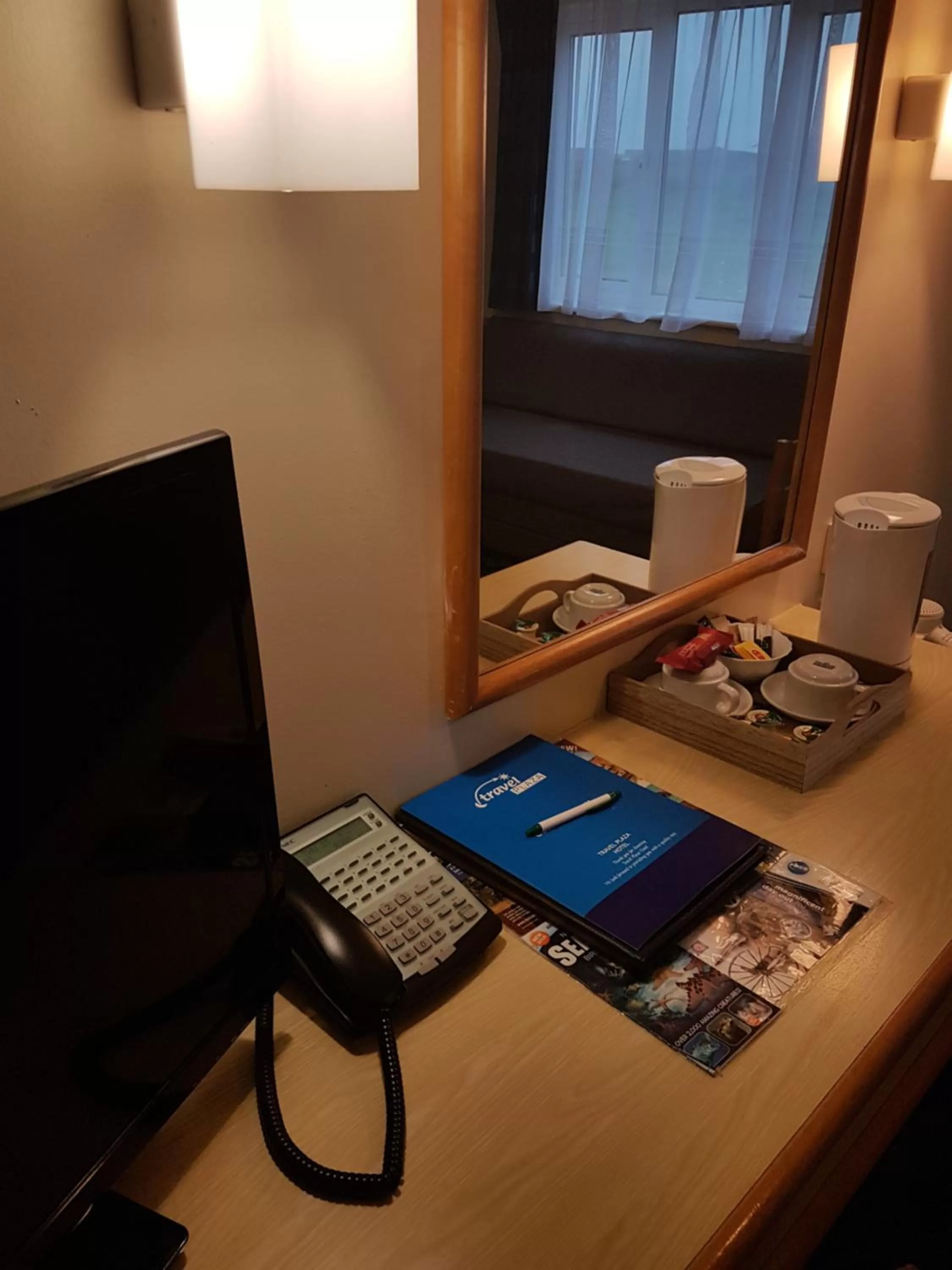 Coffee/tea facilities in Travel Plaza Hotel