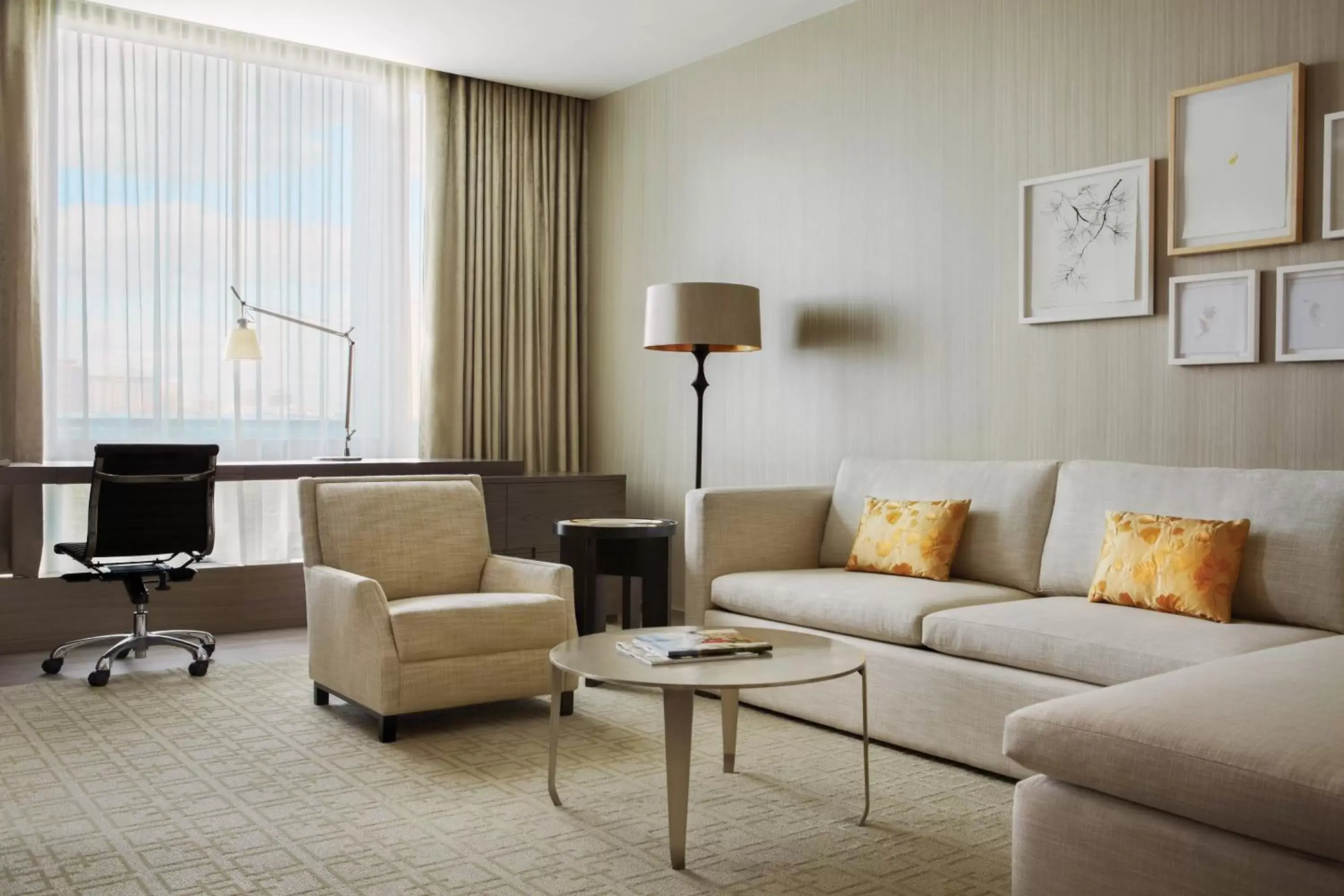 TV and multimedia, Seating Area in Four Seasons Hotel Toronto at Yorkville