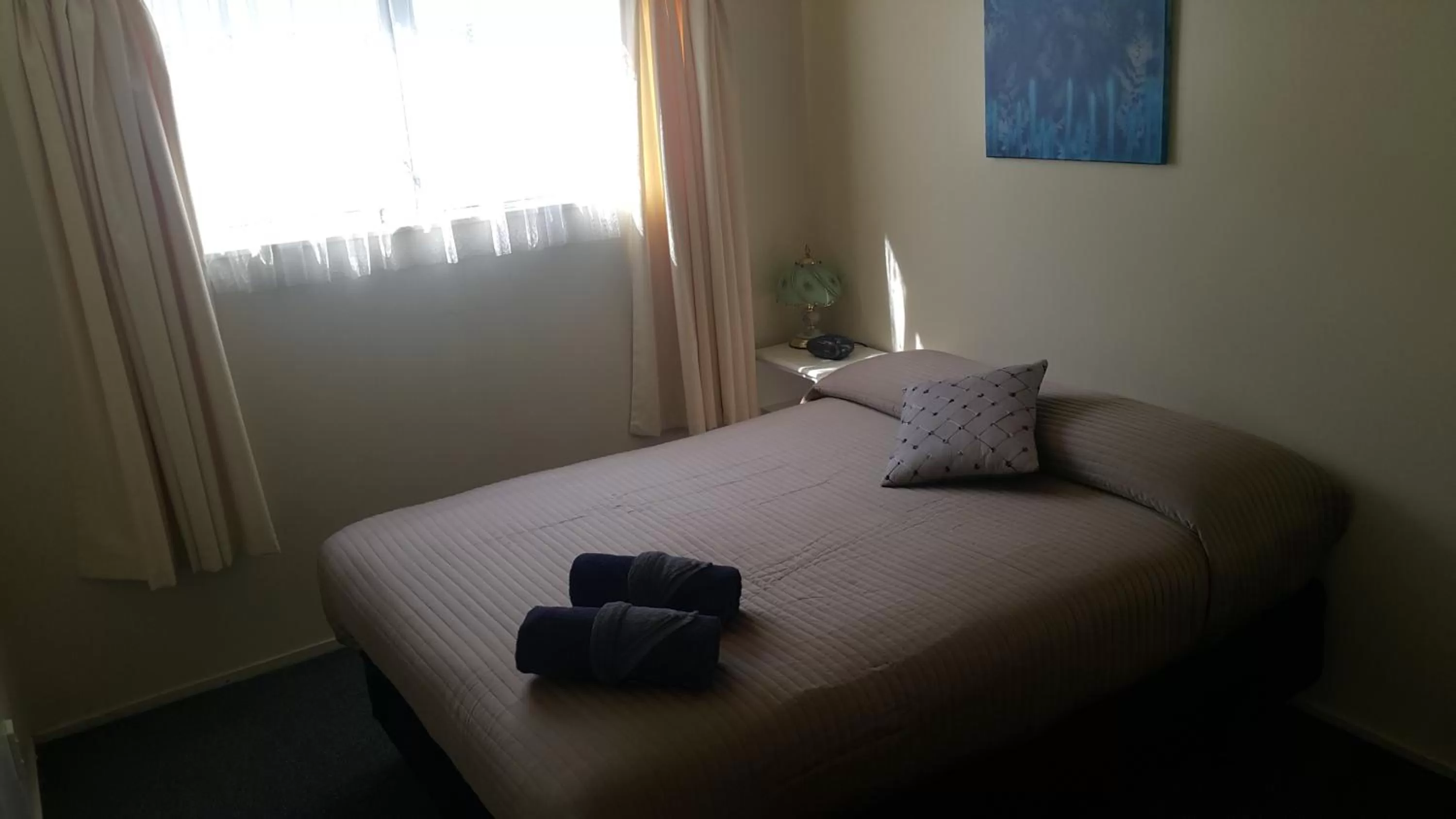 Bedroom, Bed in Camellia Court Family Motel